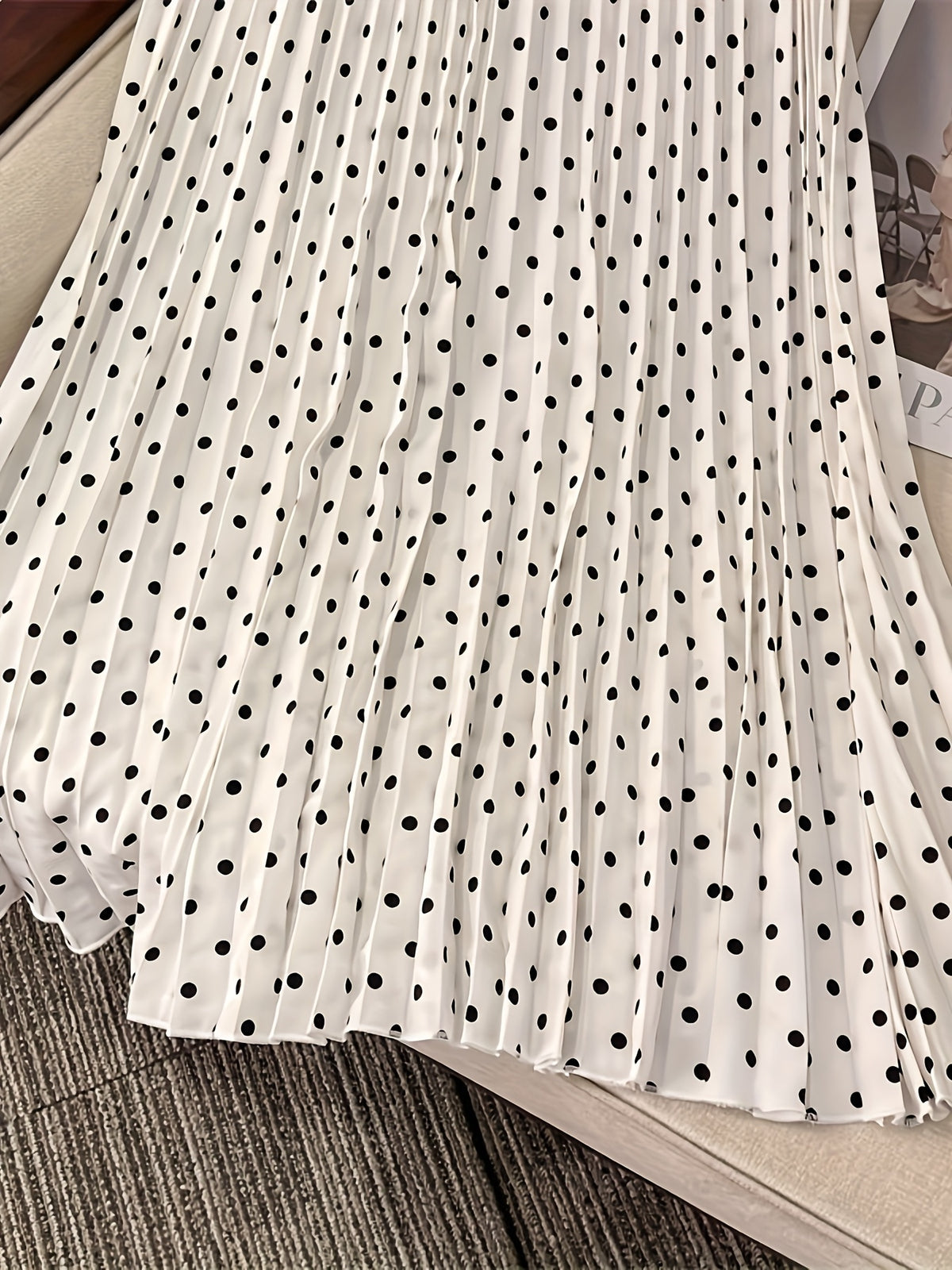 Jupe grande taille à pois, plissés, porté de face