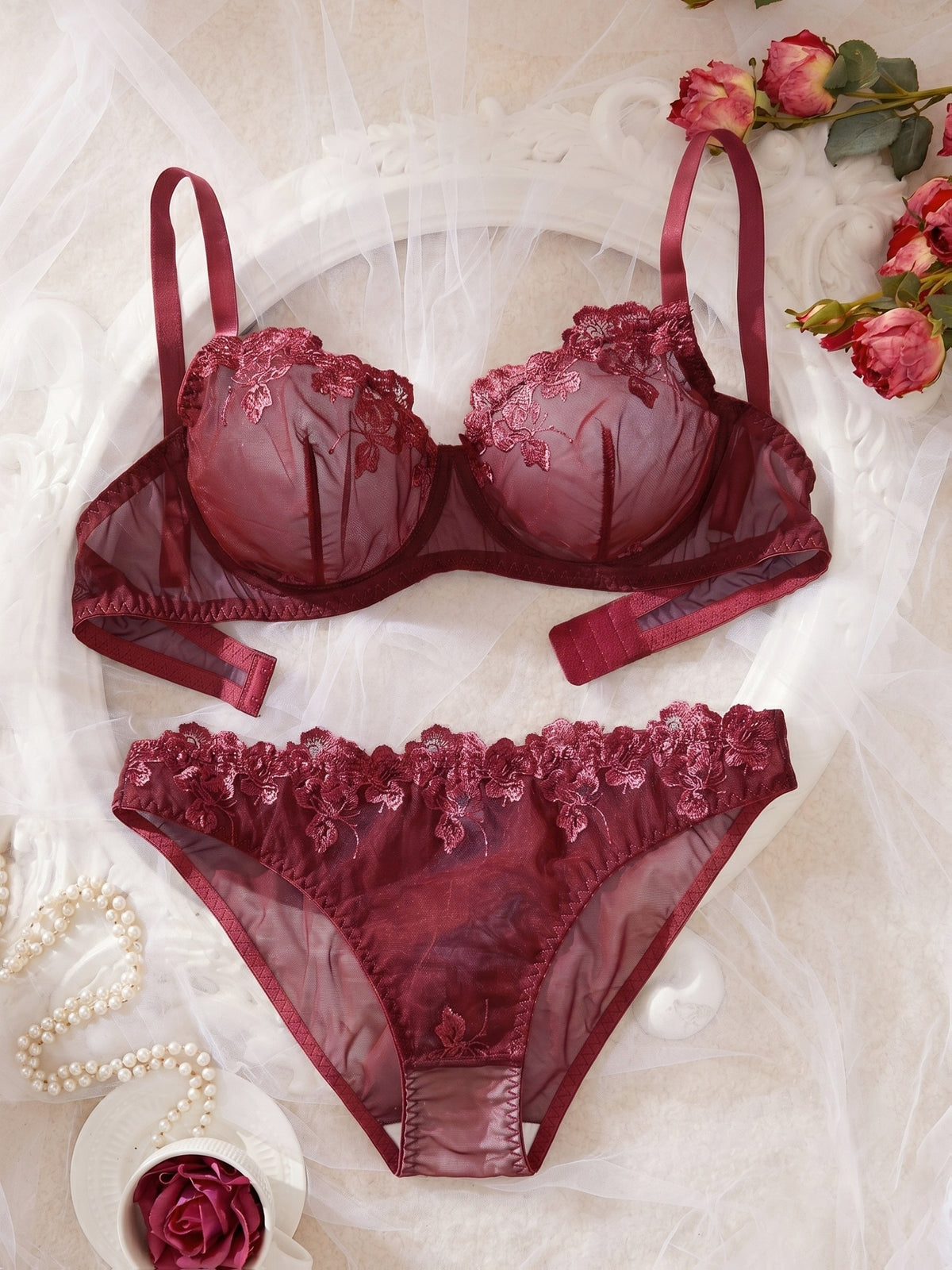 Ensemble grande taille à broderies, allure élégante, vue de profil