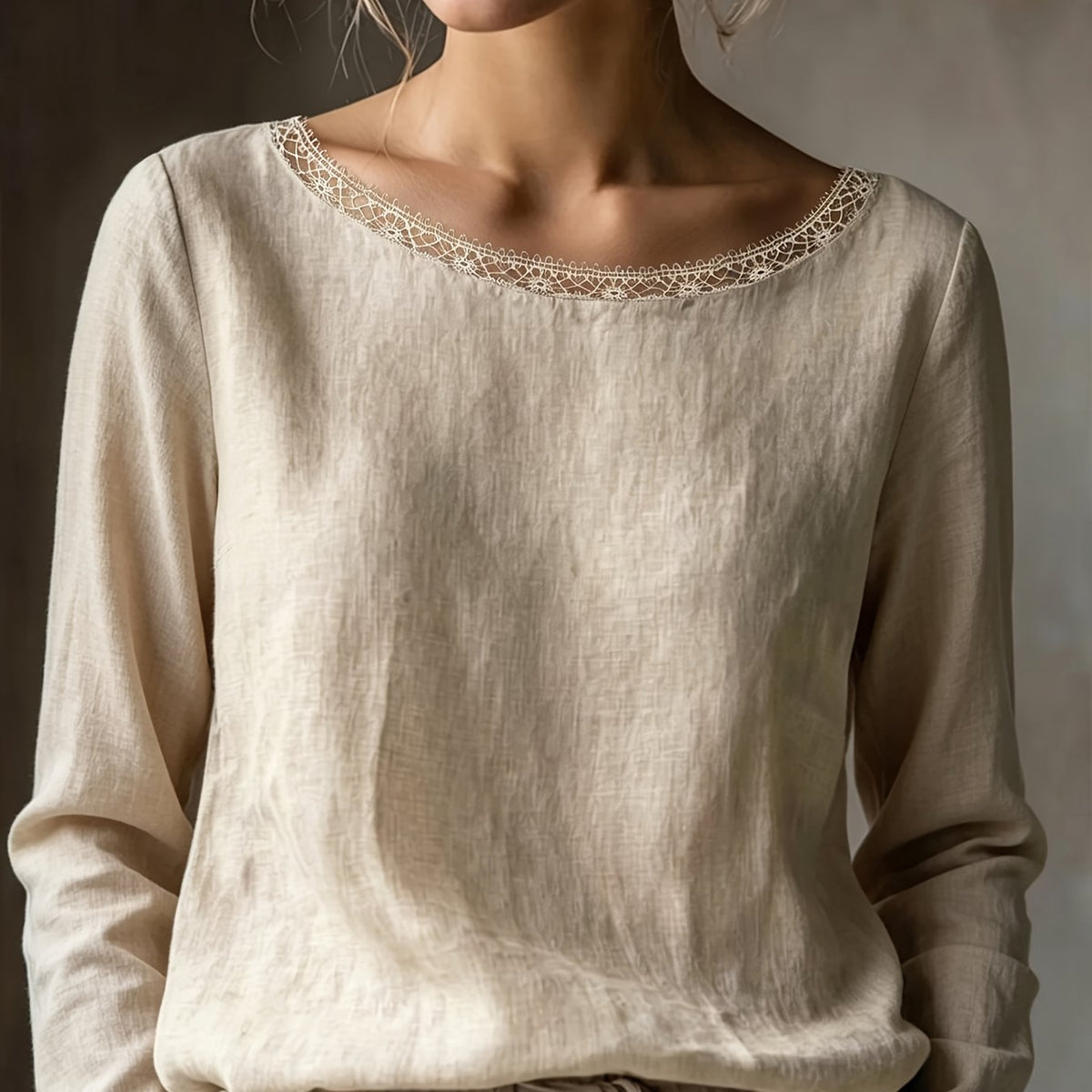 Top grande taille en dentelle, coupe ample, manches longues, toucher naturel — matière : coton