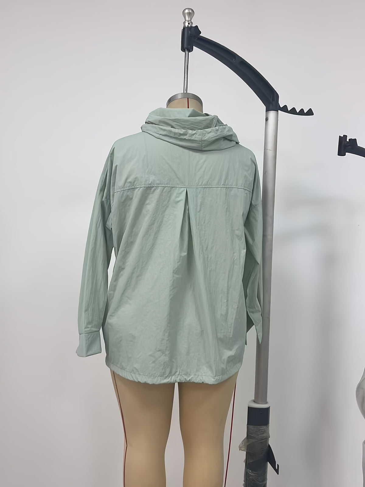 Veste grande taille, coupe oversize, capuche, tissu léger, vue de profil