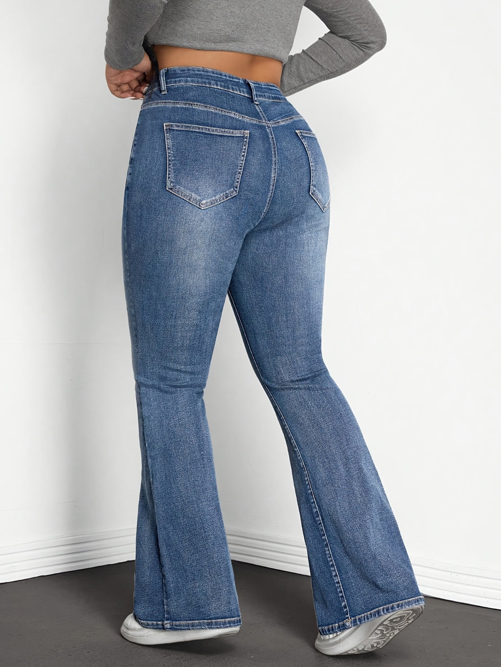 Jean grande taille, coupe évasée, tenue franche, effet gainant, tissu opaque
