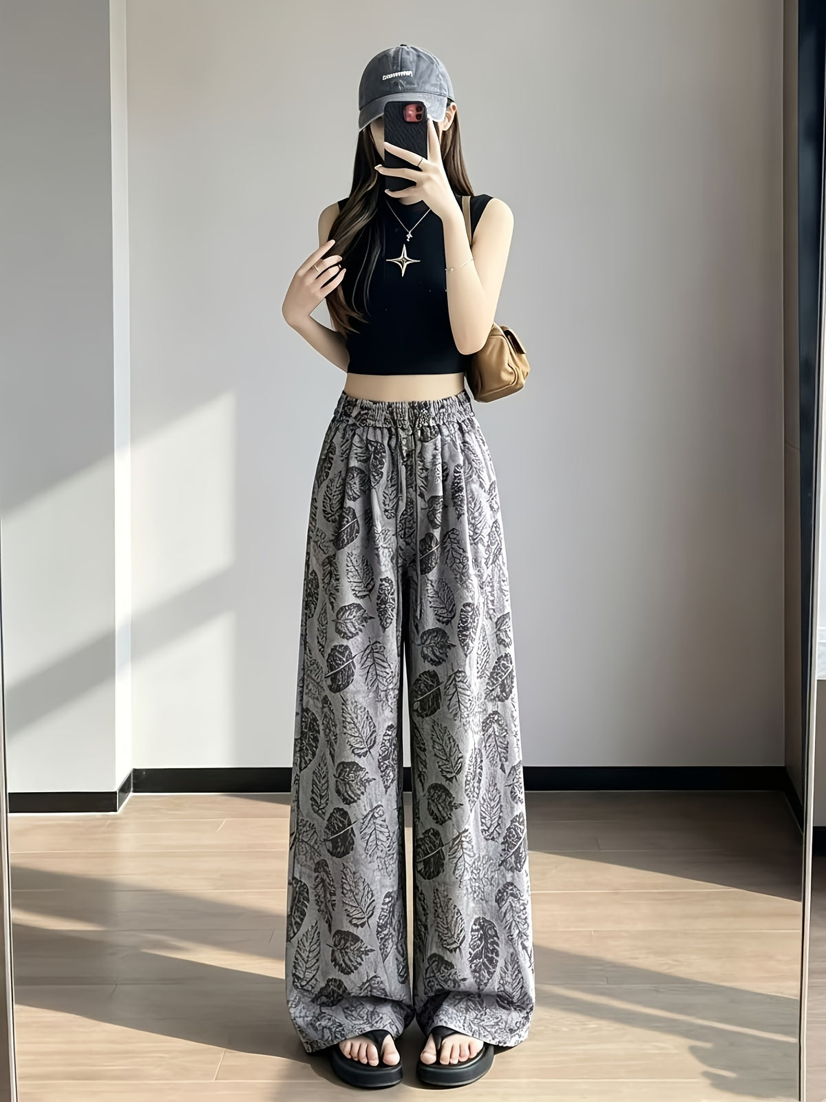 Pantalon grande taille, coupe évasée, tombé fluide, porté de face