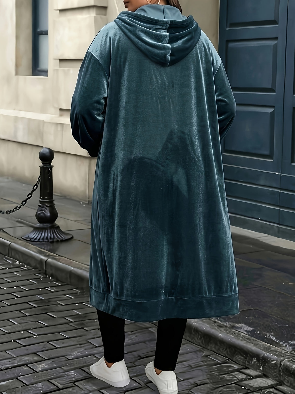 Veste grande taille en velours, capuche, toucher profond, vu de dos
