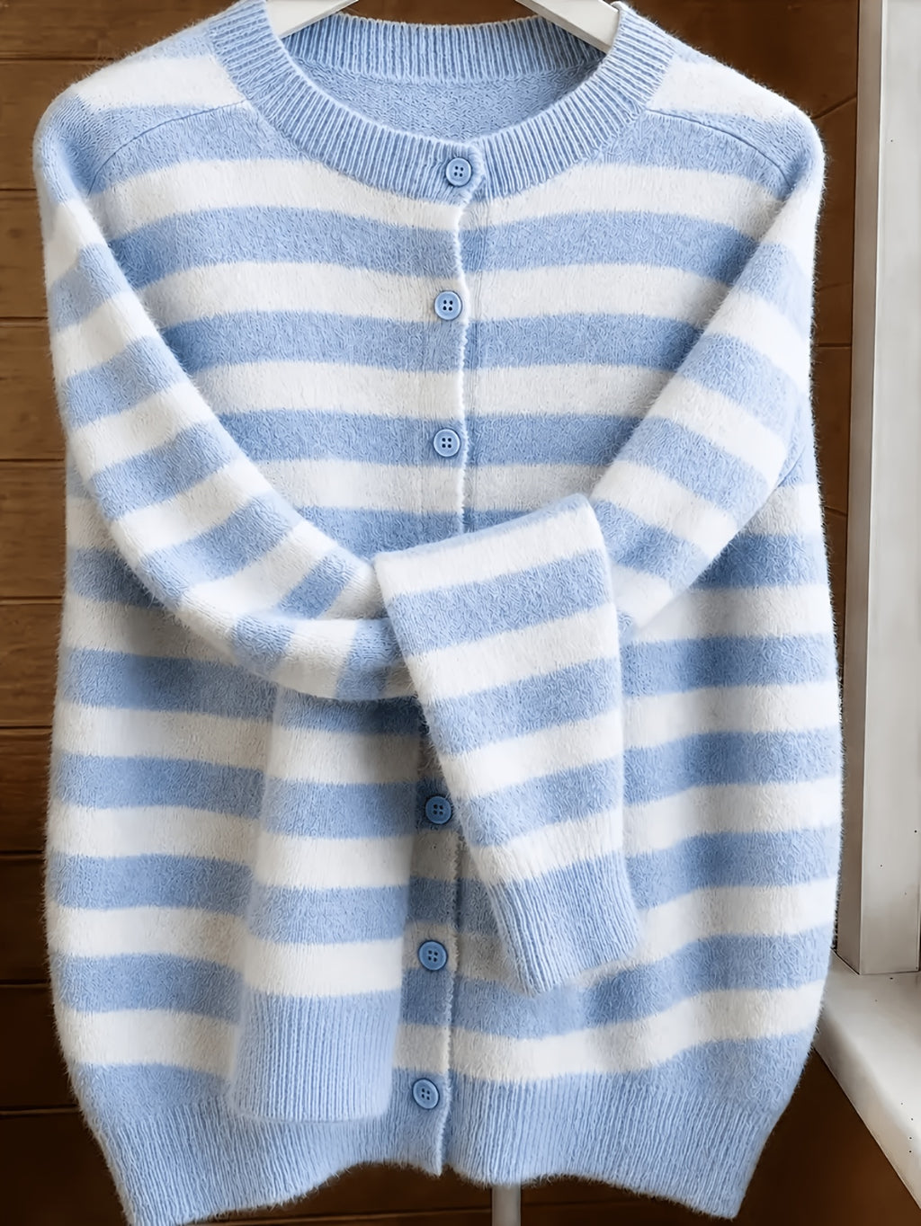 Pull grande taille à rayures, col V, manches longues, toucher moelleux — composition : 42% Acrylique, 30% Polyester, 28% Polyamide