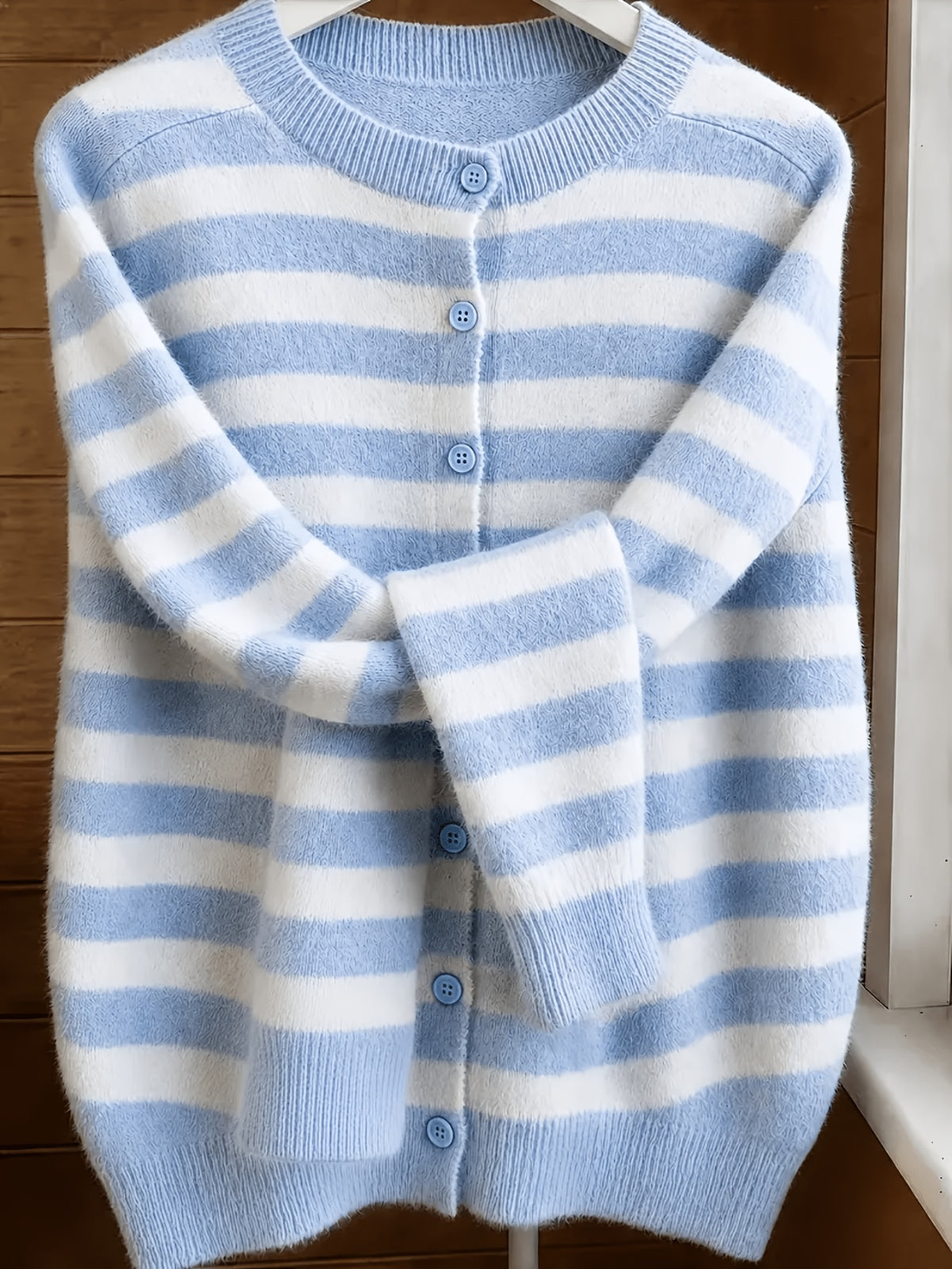 Pull grande taille à rayures, col V, manches longues, toucher moelleux — composition : 42% Acrylique, 30% Polyester, 28% Polyamide Image