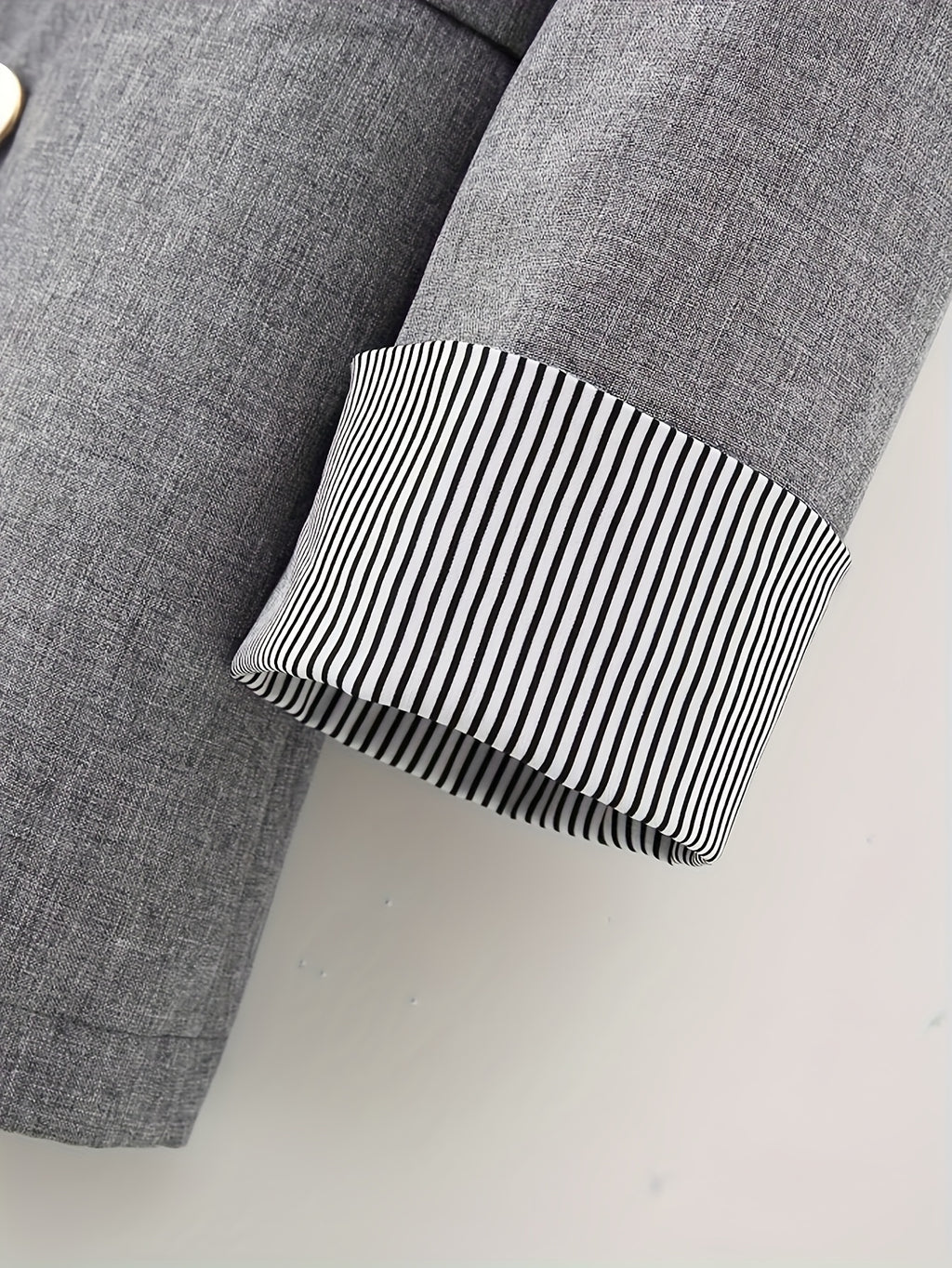 Veste grande taille, col à revers, porté de face