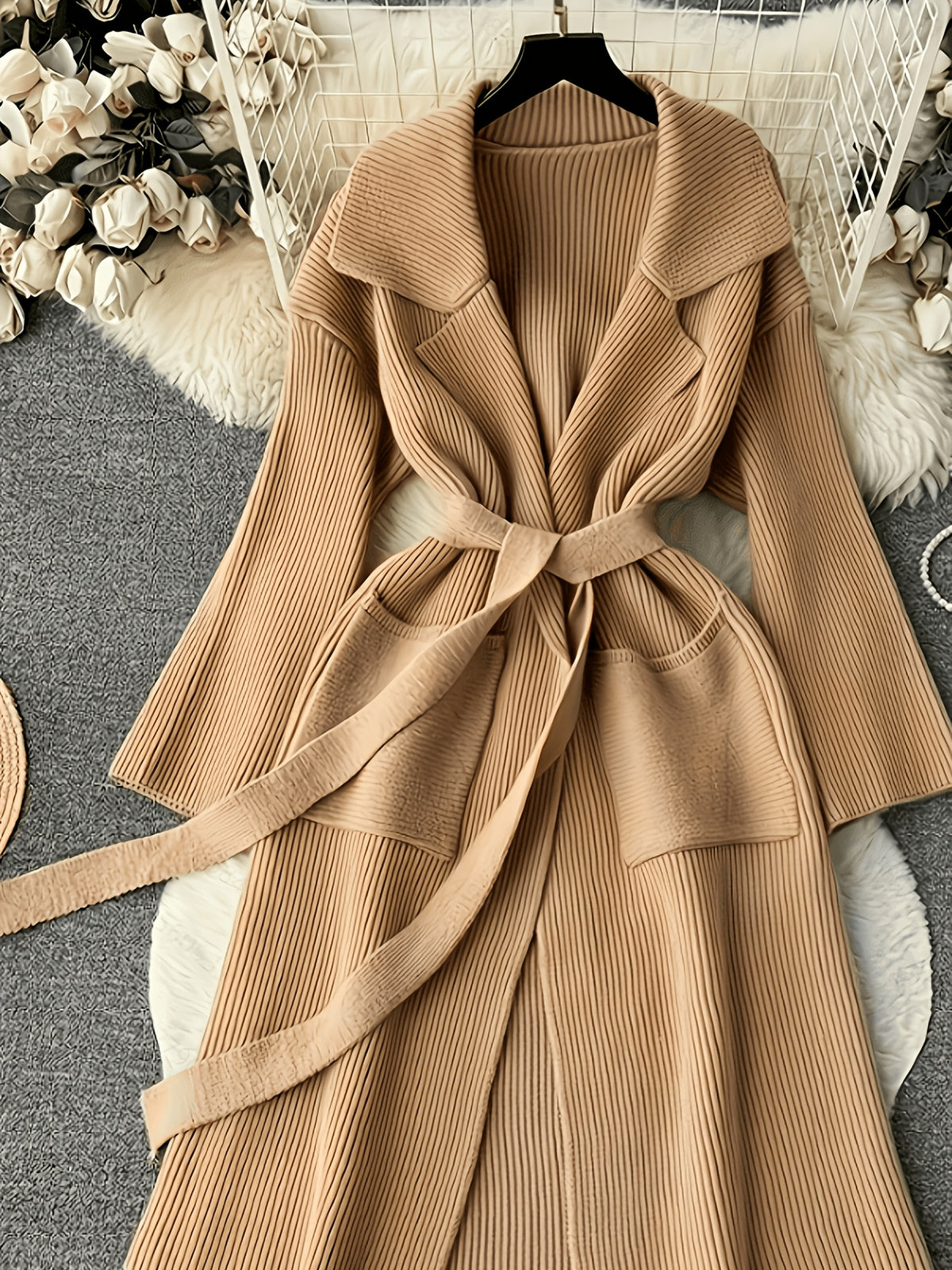 Manteau grande taille, coupe oversize, col à revers, poches pratiques — composition : 66% Polyester, 28% Polyamide, 6% Laine Image