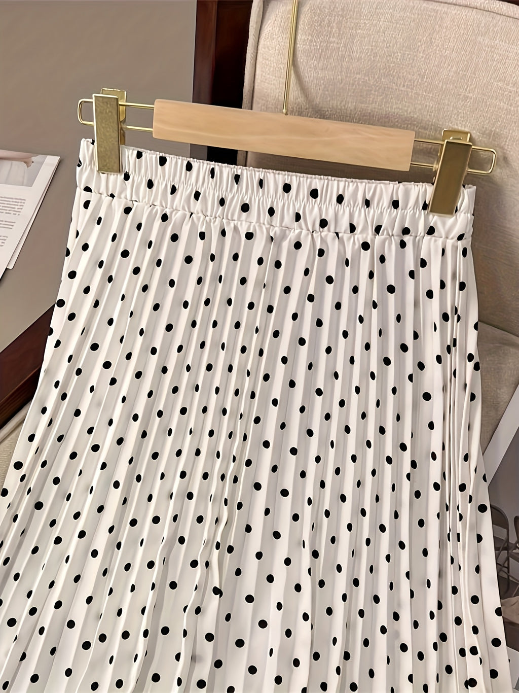 Jupe grande taille à pois, plissés, gros plan