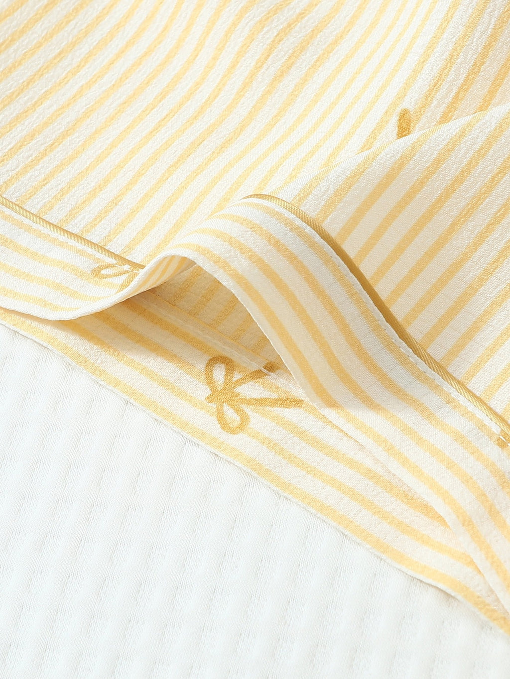 Pyjama grande taille à rayures, col à revers, manches courtes, détail du tissu