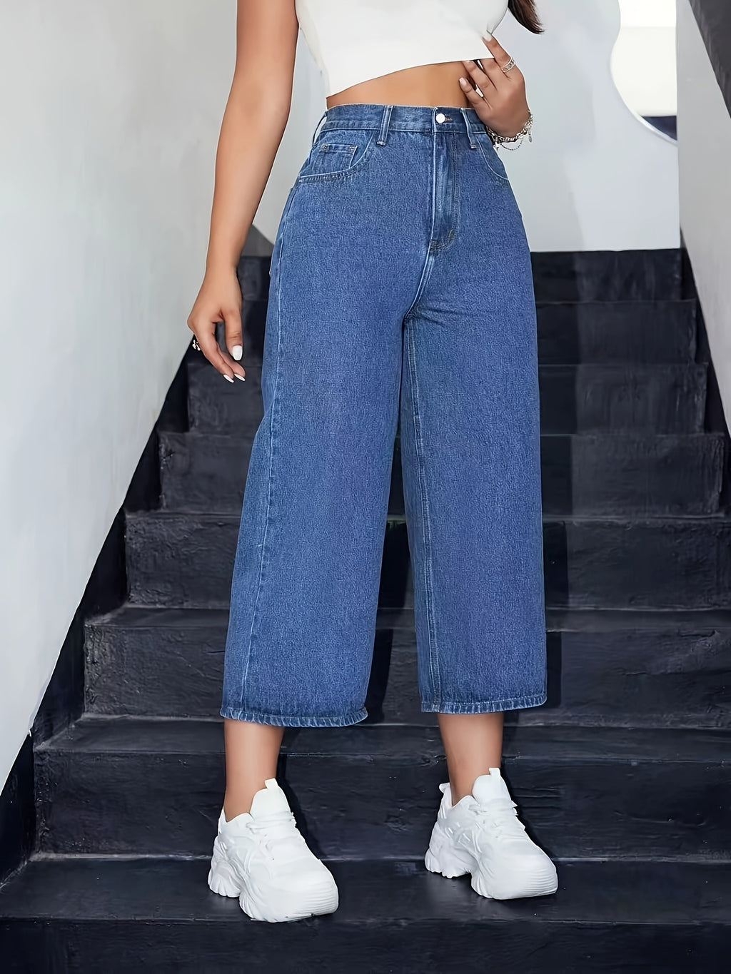 Jean grande taille, coupe oversize, manches trois-quarts, poches pratiques, tissu opaque