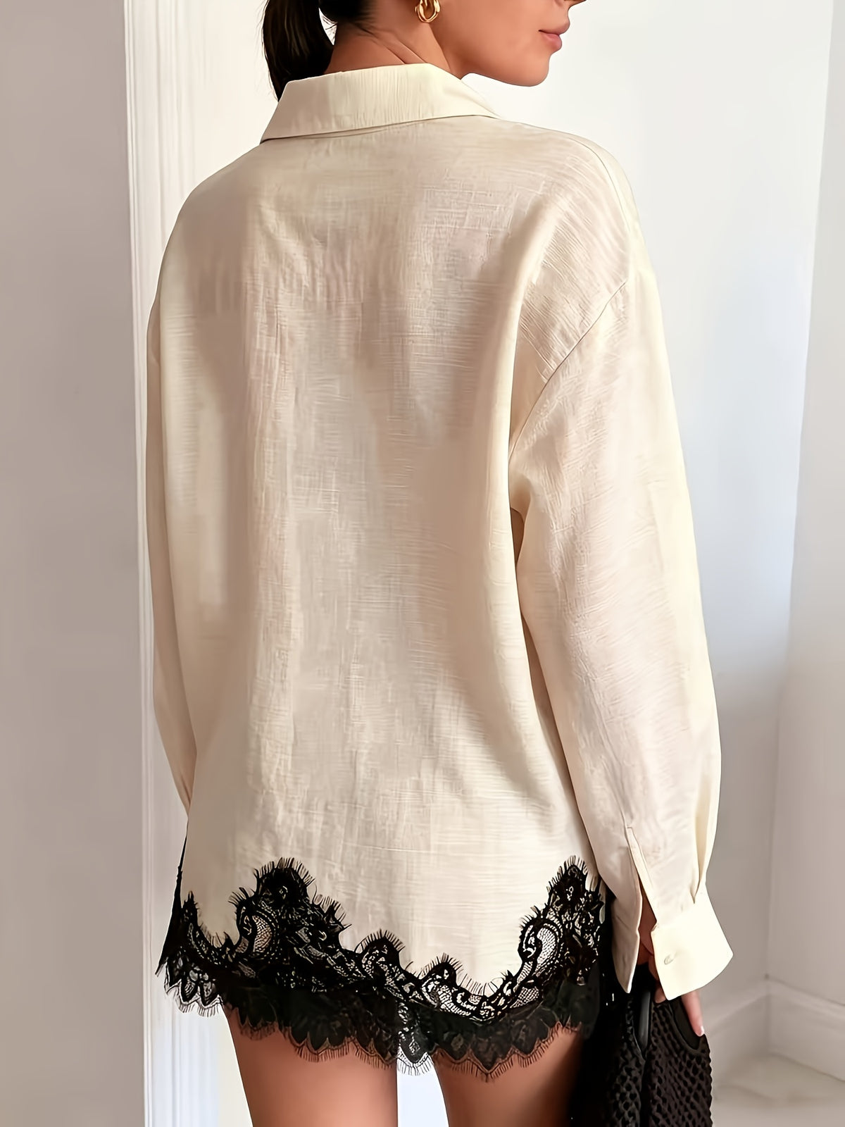 Chemise grande taille en dentelle, coupe droite, manches longues, effet ajouré, détail du tissu
