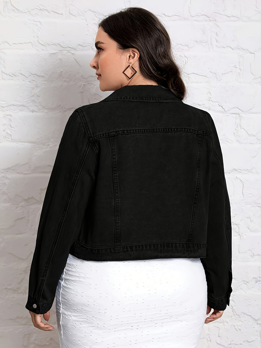 Veste grande taille, coupe oversize, col à revers, boutonnage, gros plan