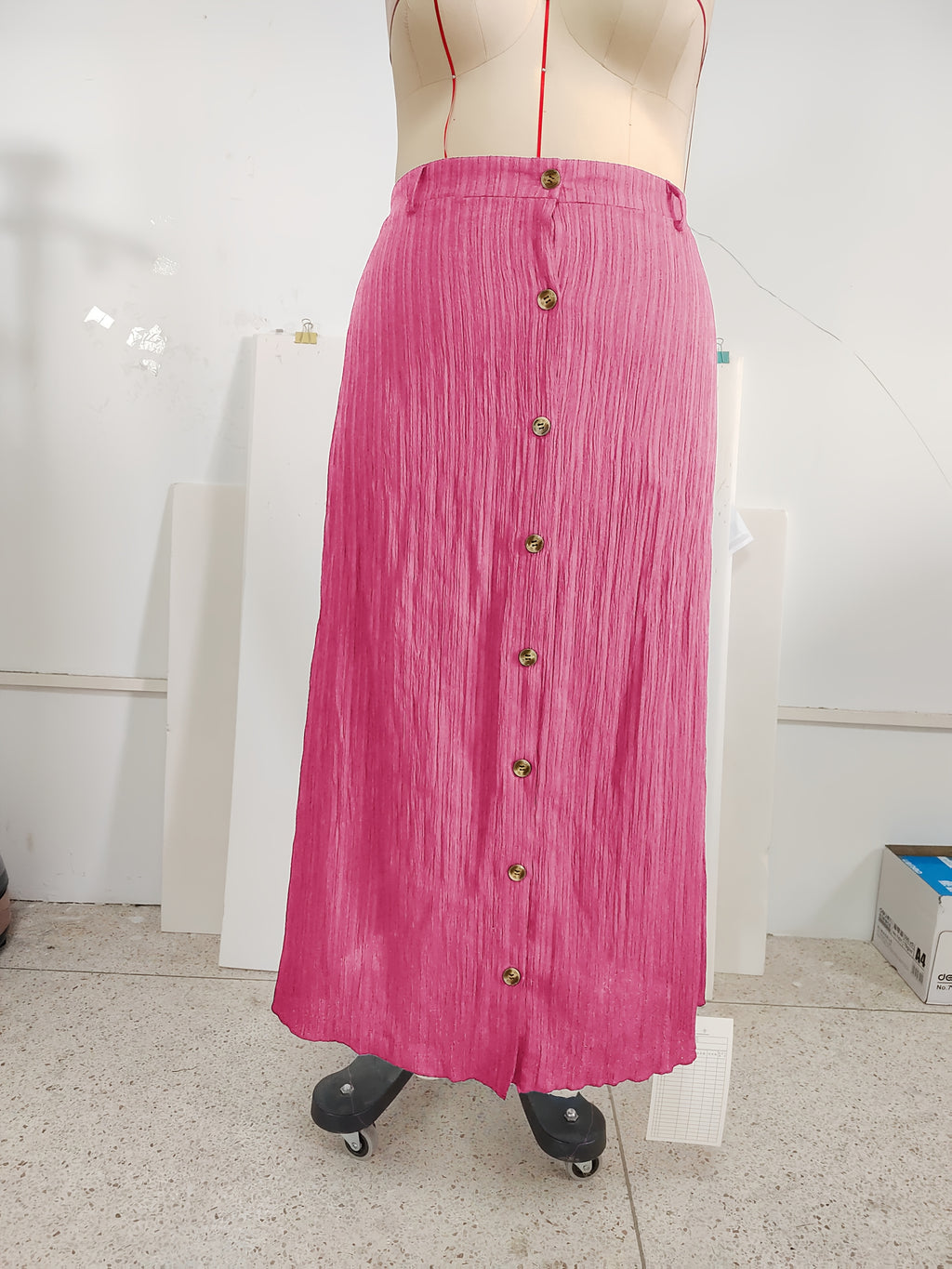 Robe grande taille, coupe évasée, ceinture assortie, ligne nette, vue de profil