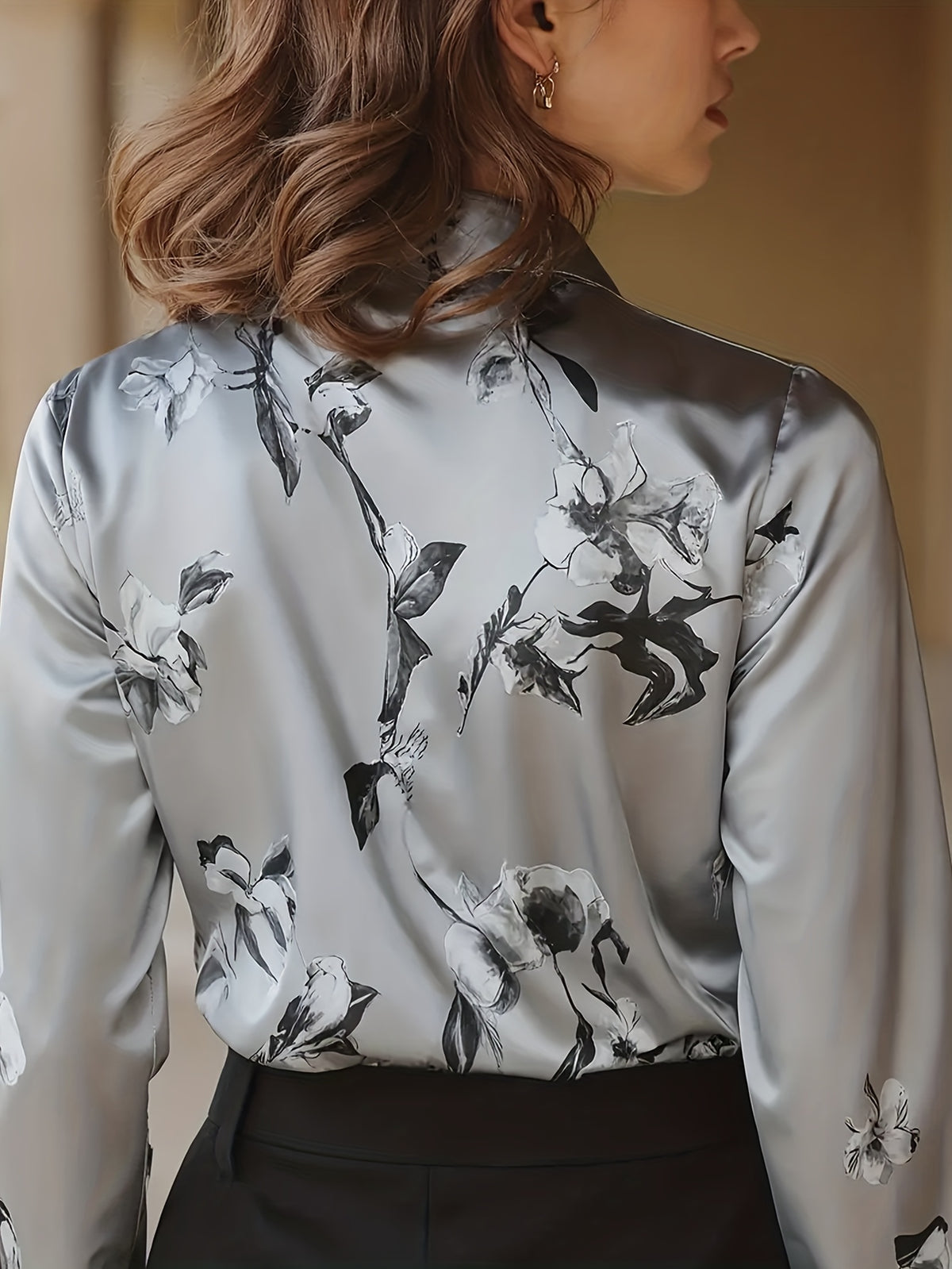 Chemise grande taille en satin à imprimé fleuri, col à revers, tombé fluide, visuel produit