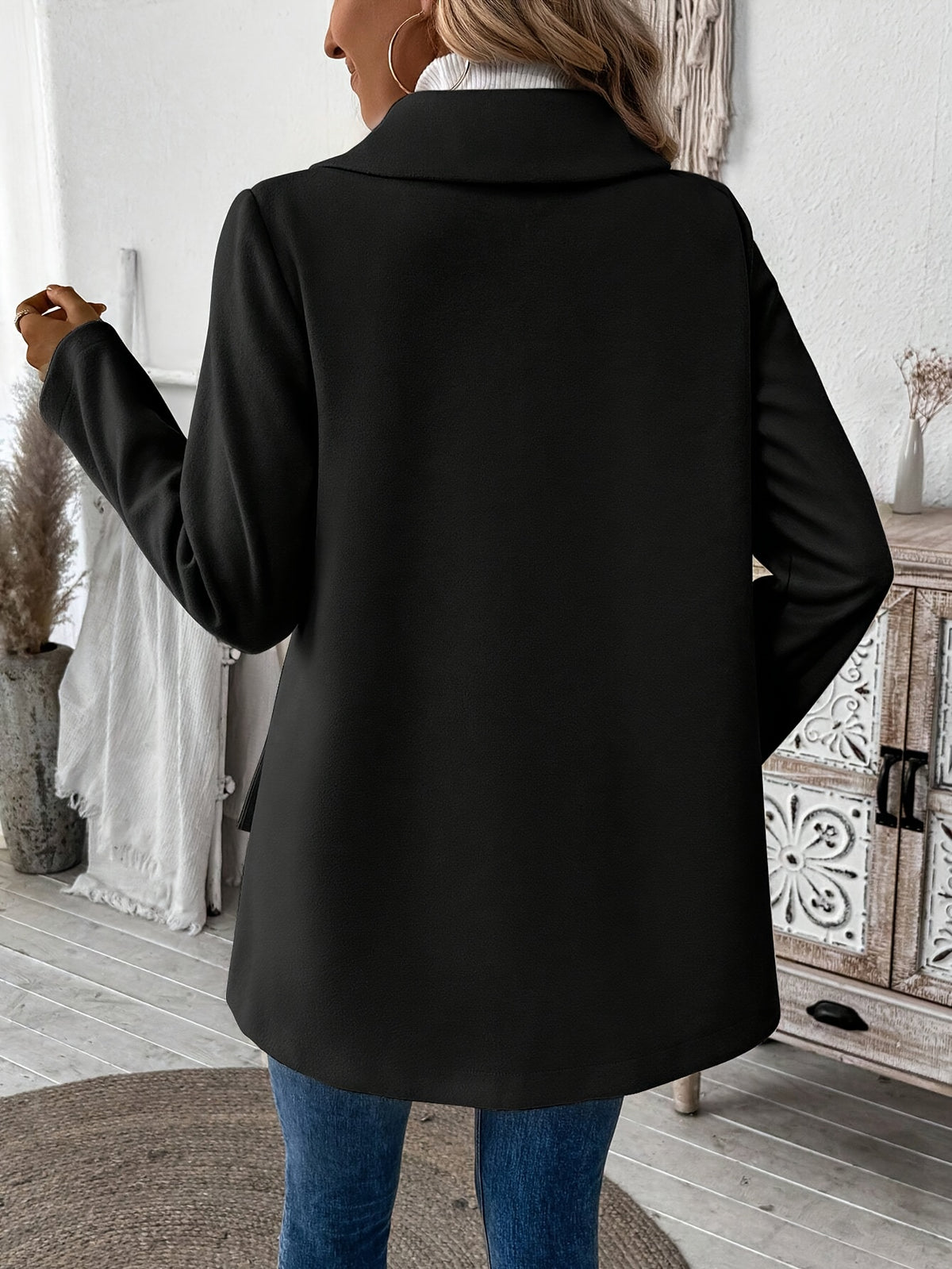Manteau grande taille, col à revers, boutonnage, manches longues, détail du col