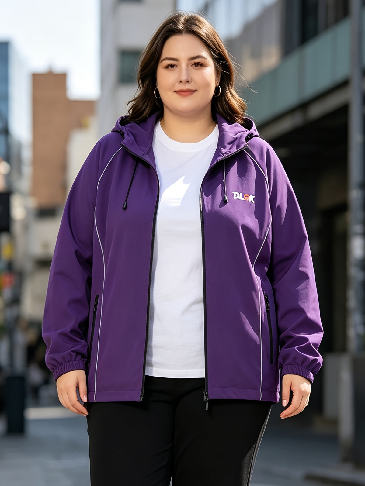 Veste grande taille, poches pratiques, ligne nette, mise en situation