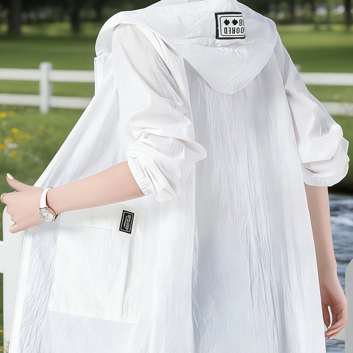 Veste grande taille, fermeture zippée, capuche, tissu léger, porté de face