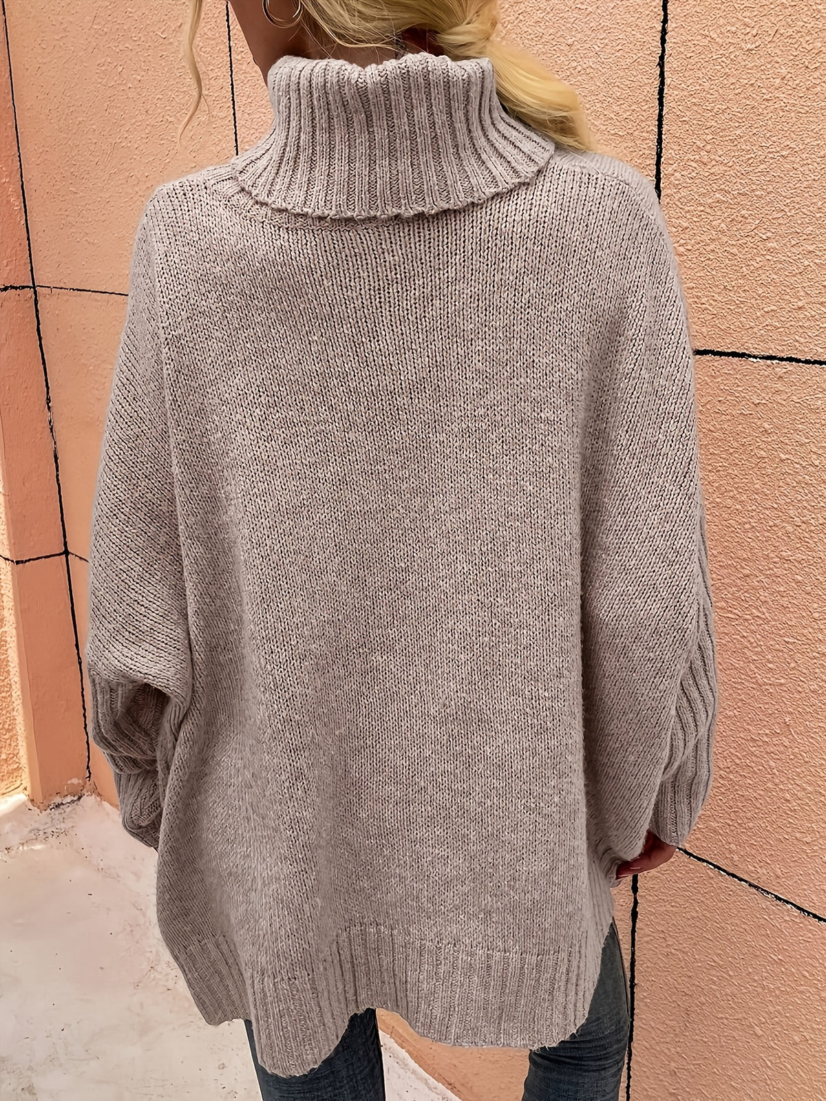 Pull grande taille, coupe oversize, col roulé, maille côtelée, détail du col