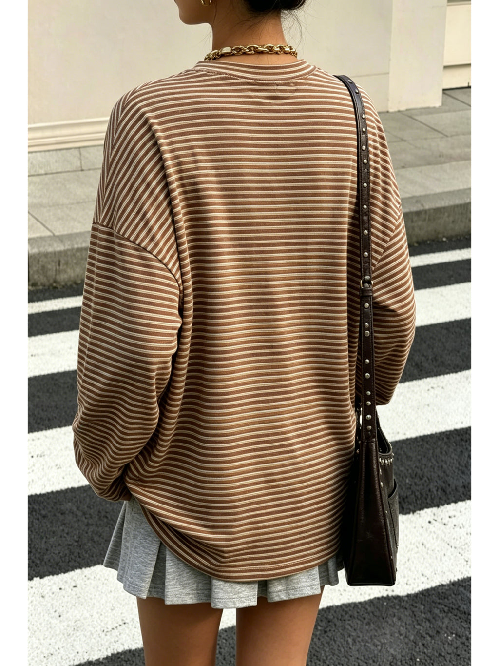 Top grande taille à rayures, coupe oversize, manches longues, porté de face
