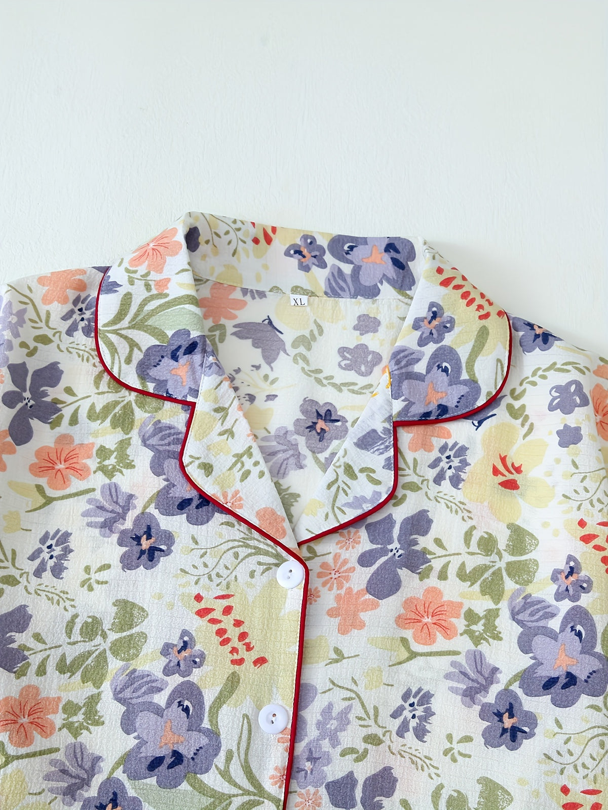 Chemise grande taille à imprimé fleuri, col à revers, boutonnage, détail du tissu