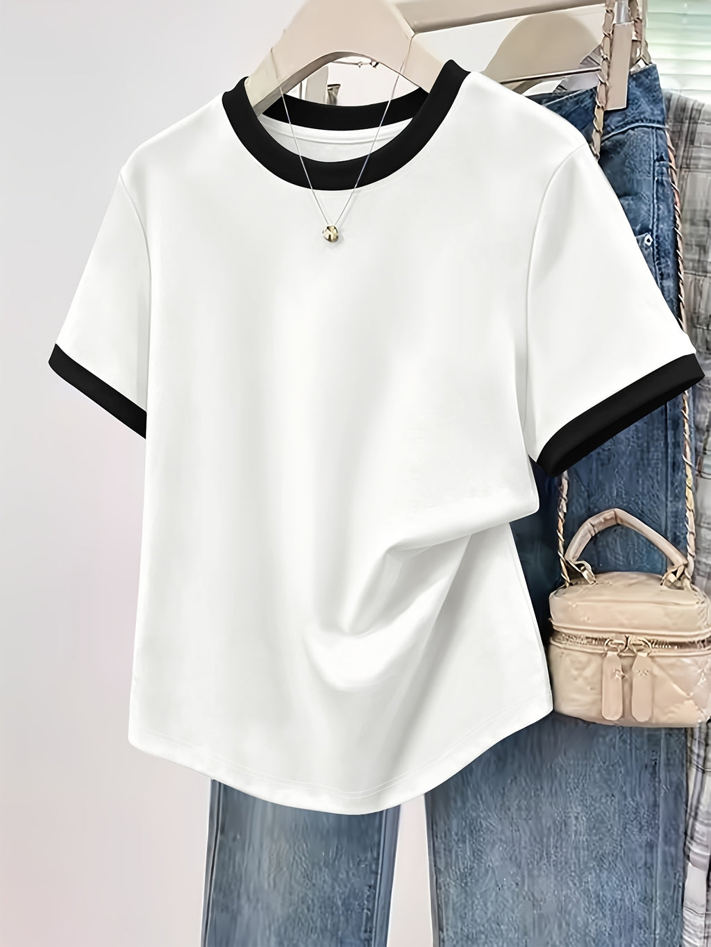 T-shirt grande taille, col rond, manches courtes, esprit décontracté, gros plan