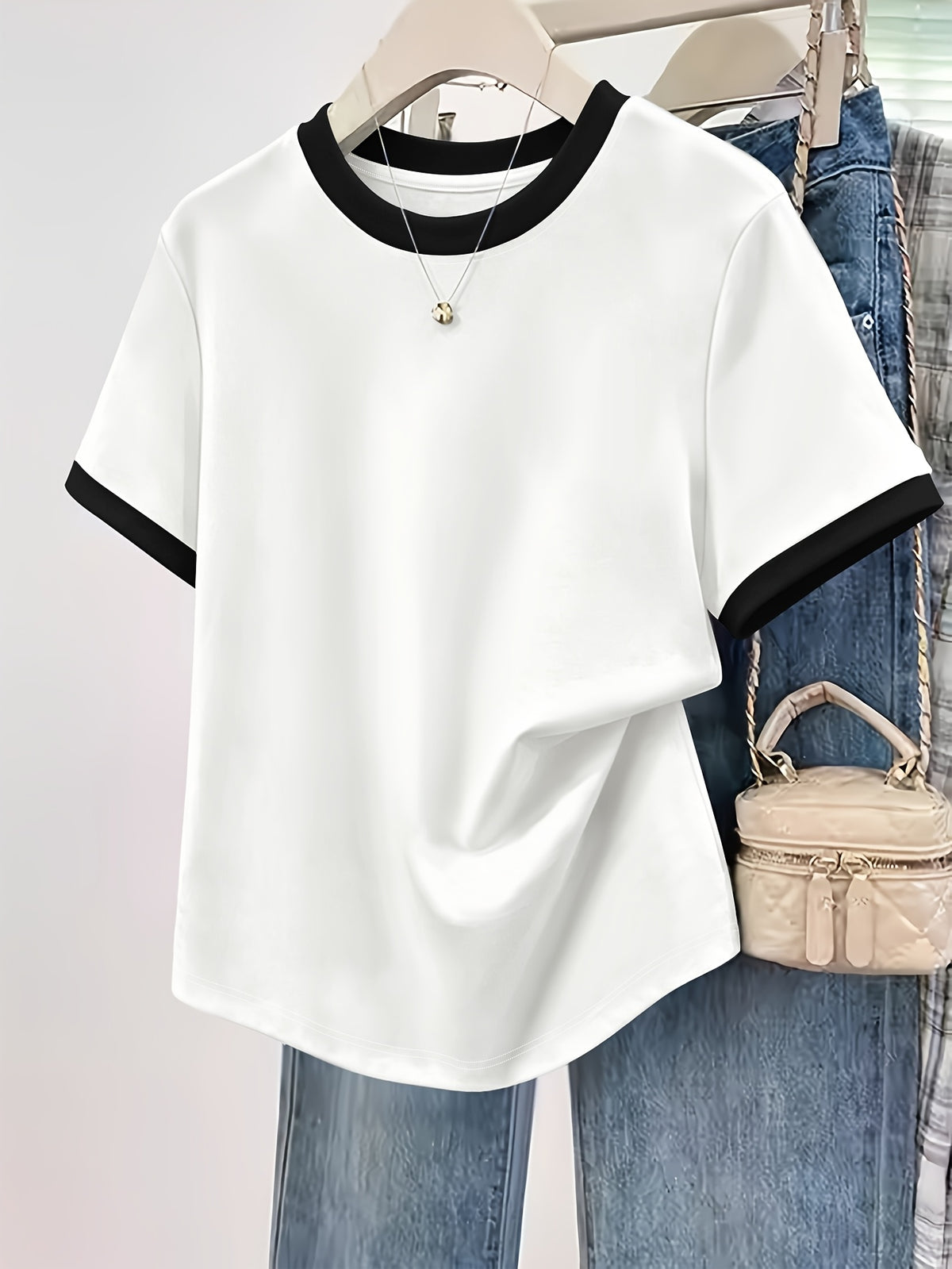 T-shirt grande taille, col rond, manches courtes, esprit décontracté, gros plan