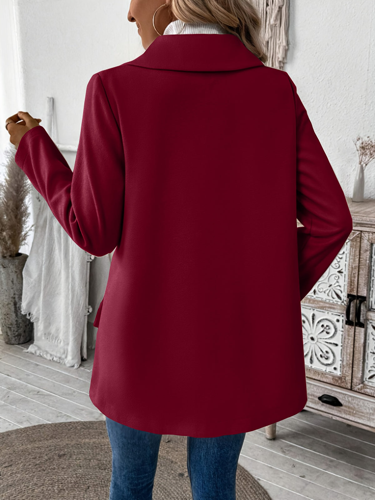 Manteau grande taille, col à revers, boutonnage, manches longues, vue de profil