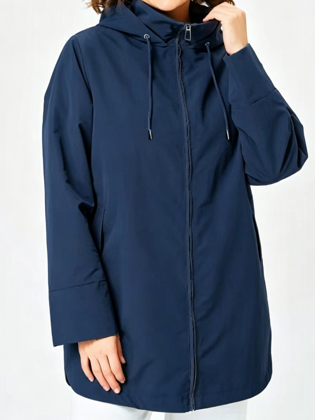 Manteau grande taille, fermeture zippée, capuche, esprit trench, gros plan