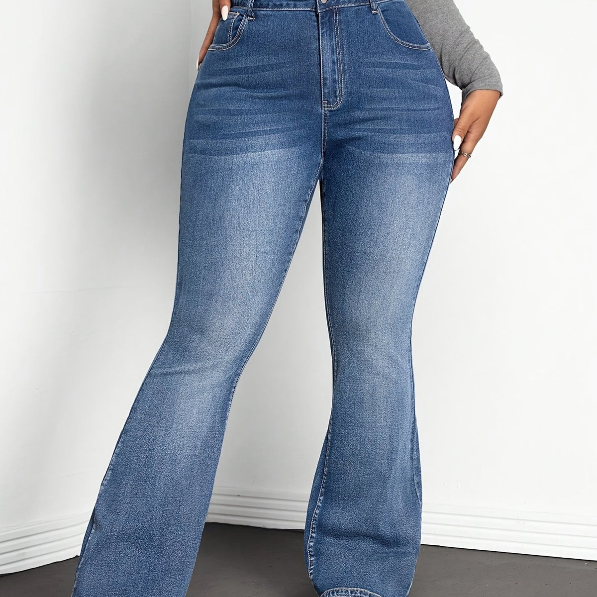 Jean grande taille, coupe évasée, tenue franche, effet gainant — matière : denim