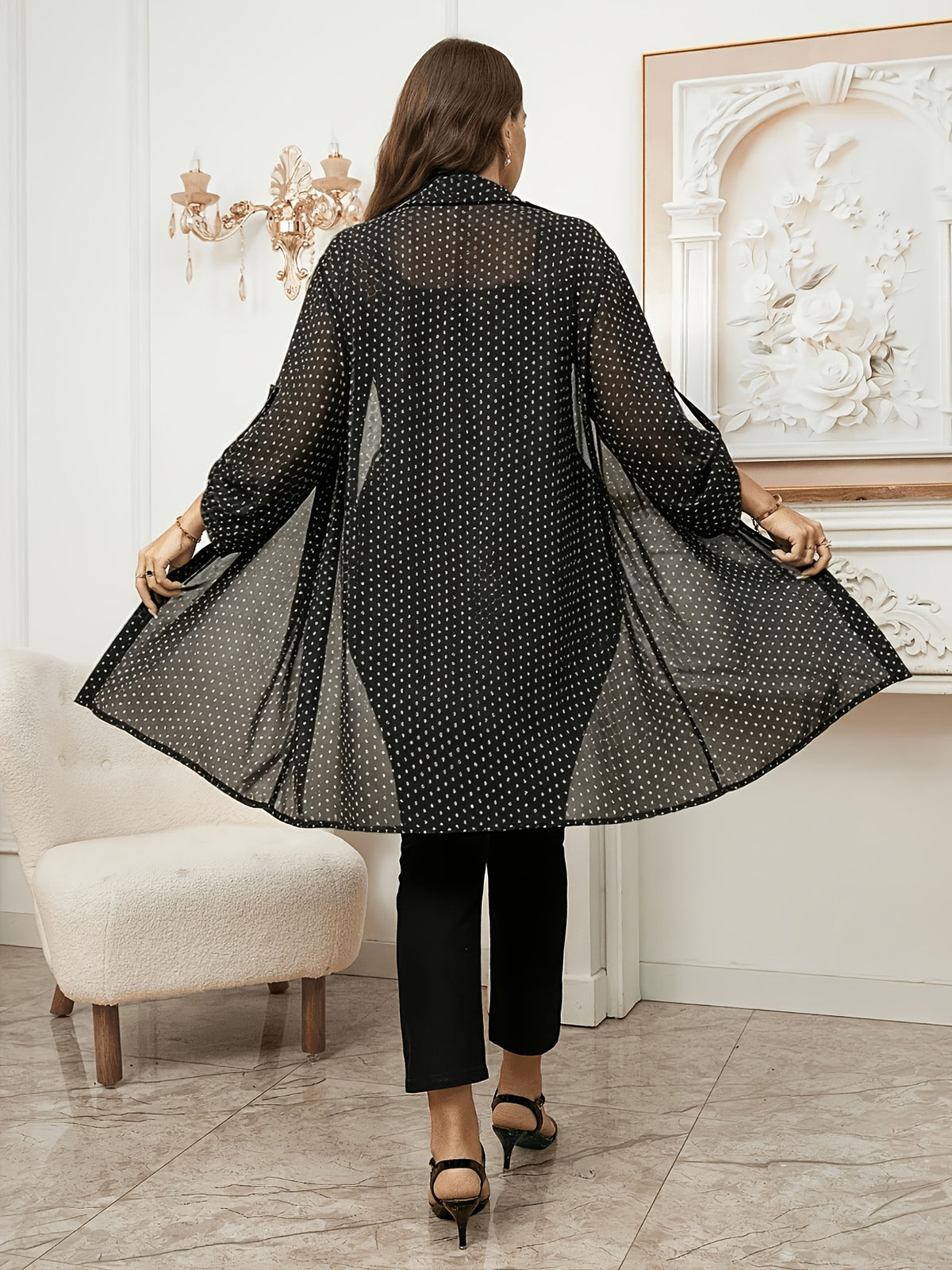 Chemise grande taille à pois, col polo, détail du col