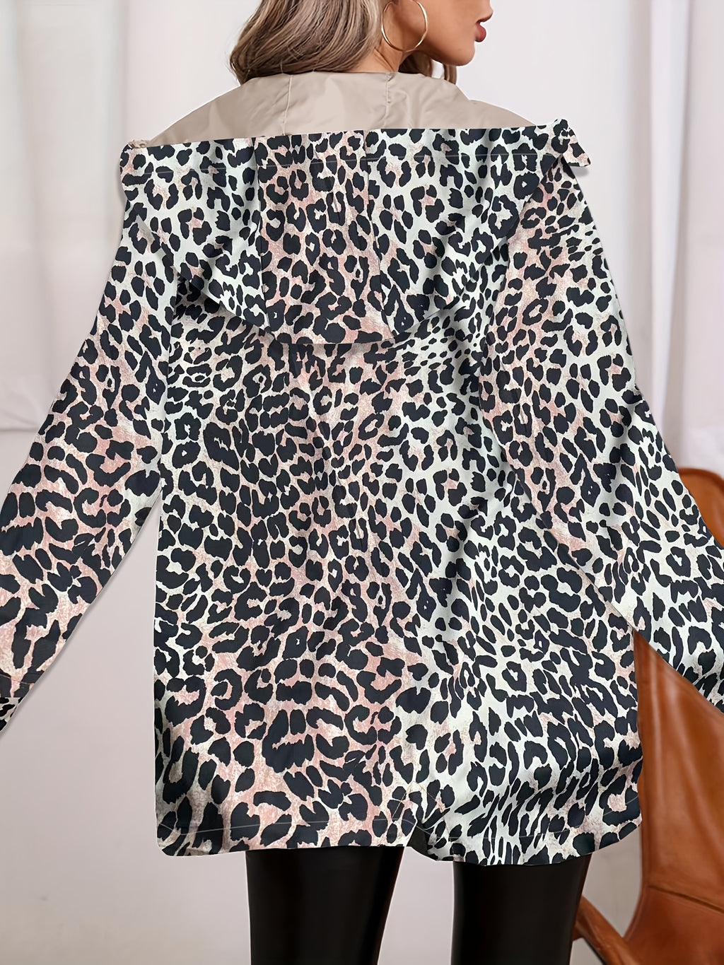 Veste grande taille à imprimé léopard, coupe ample, capuche, gros plan