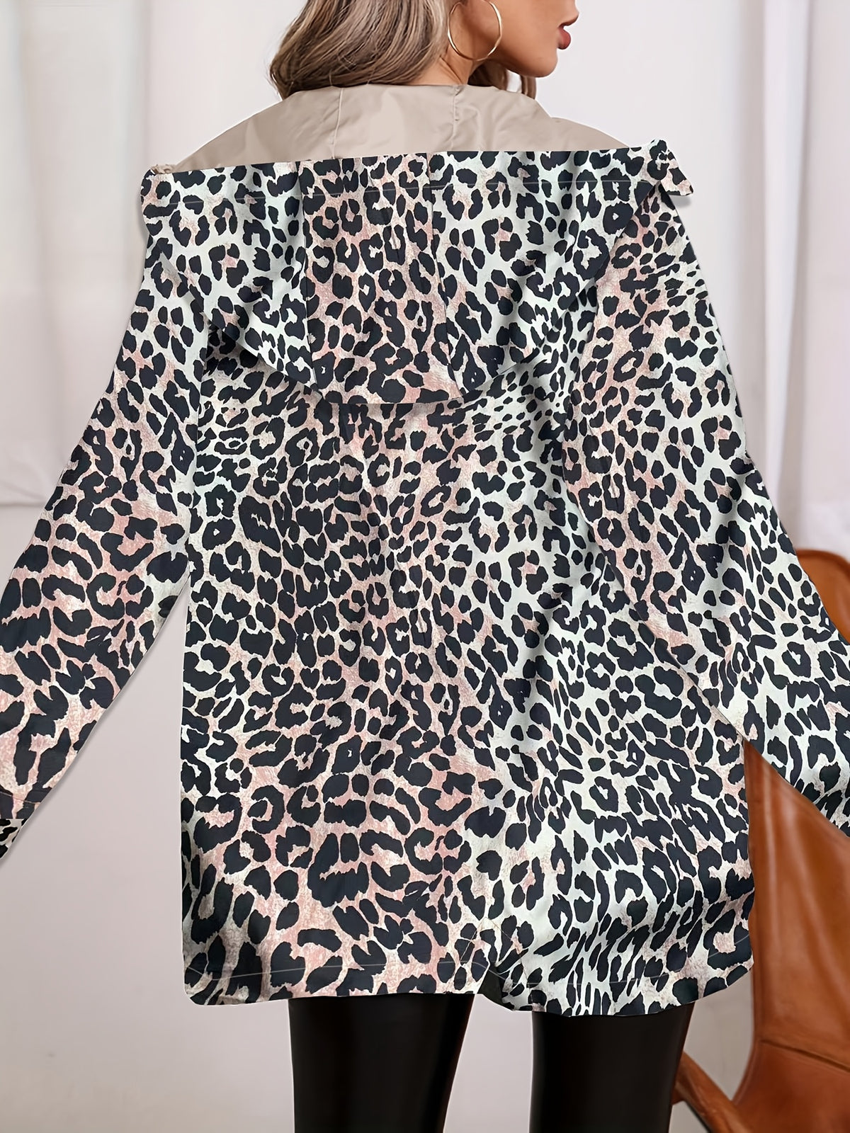 Veste grande taille à imprimé léopard, coupe ample, capuche, gros plan