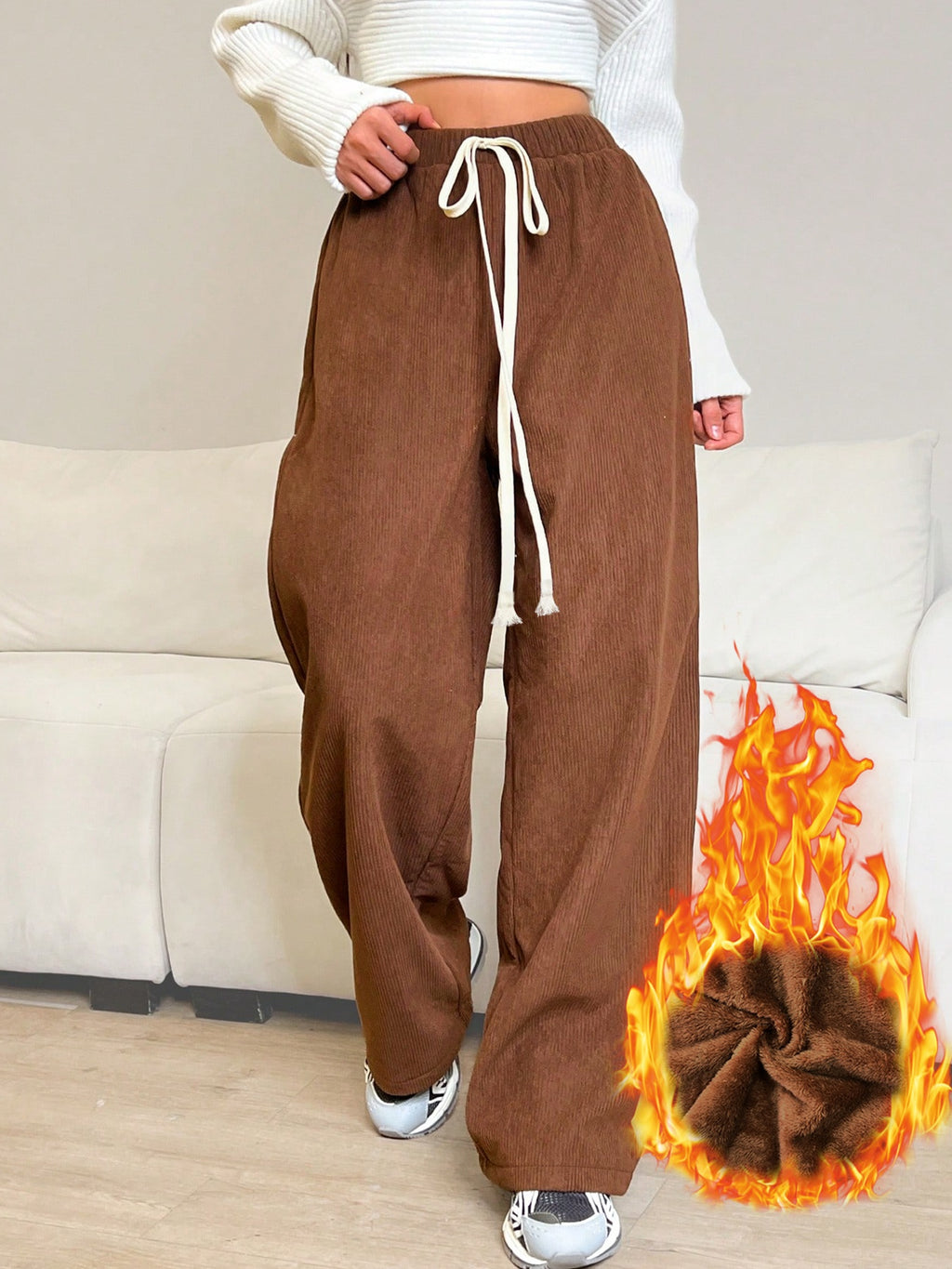 Pantalon grande taille en velours côtelé, coupe évasée, cordon, gros plan