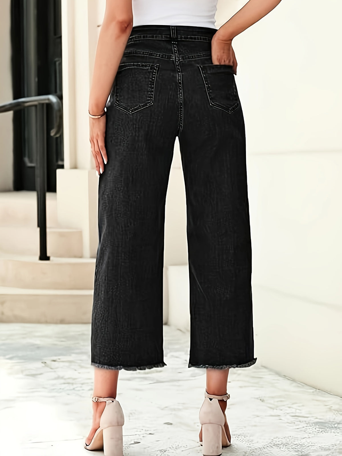 Jean grande taille, coupe évasée, tenue franche, esprit décontracté