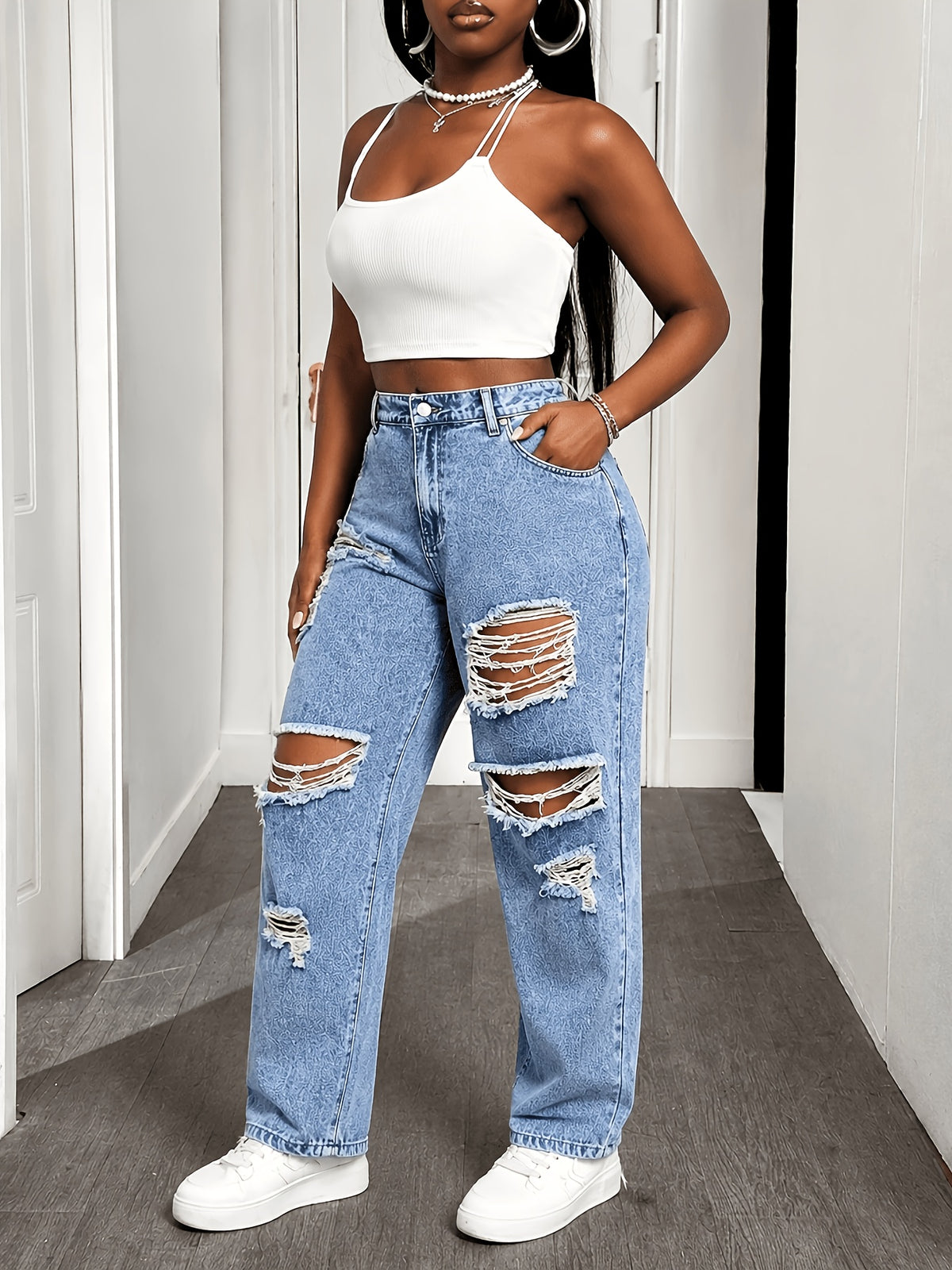 Jean grande taille, coupe oversize, tenue franche, ourlet effiloché, tissu opaque