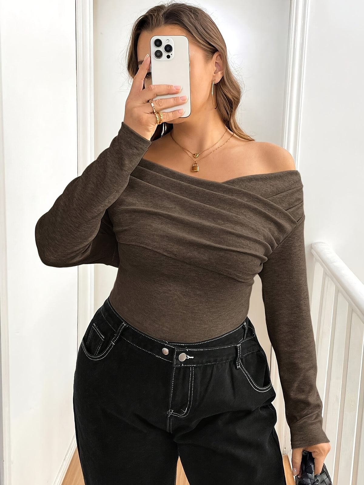 T-shirt grande taille, fines bretelles, manches longues, détail du tissu