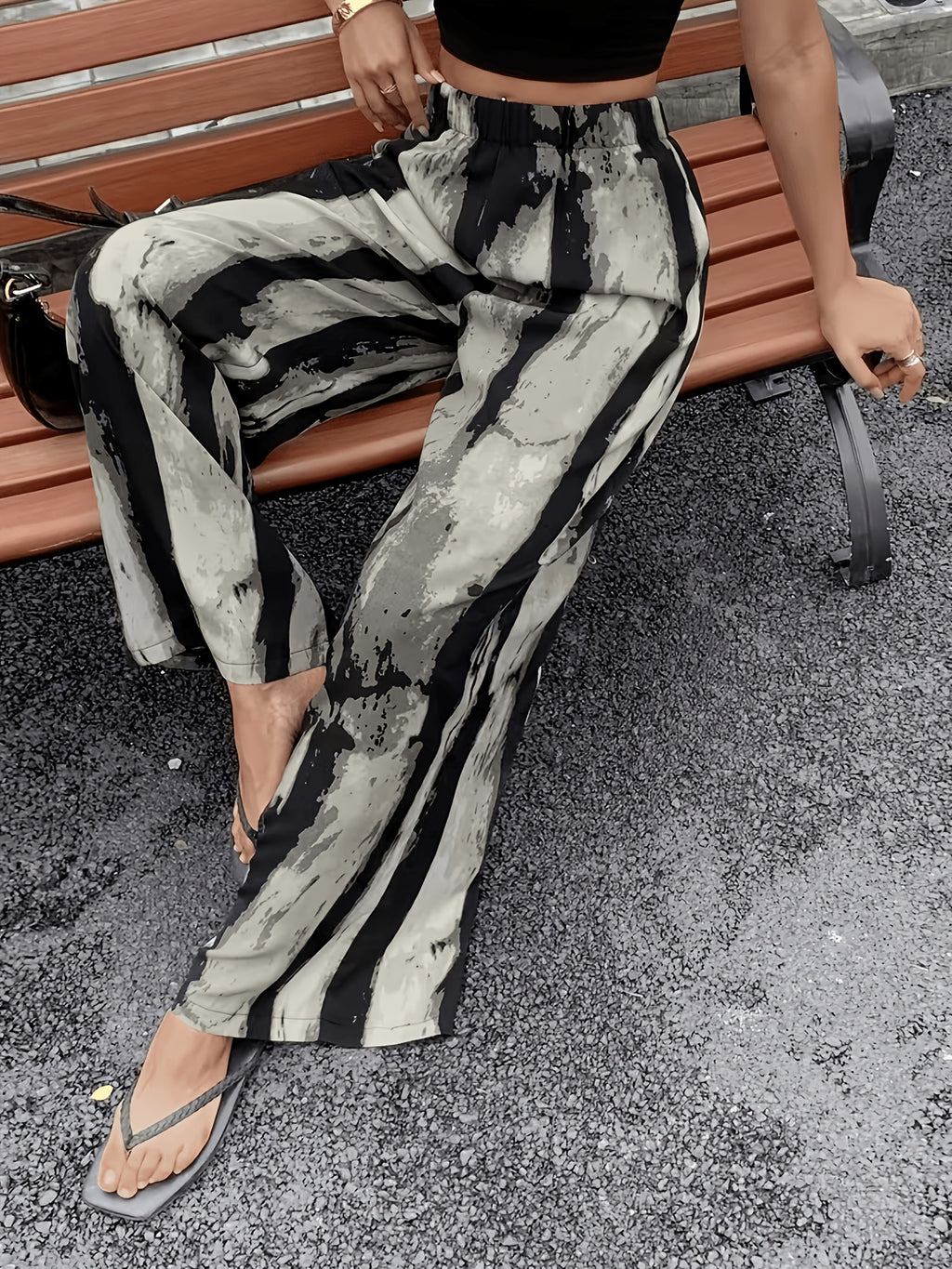 Pantalon grande taille, coupe évasée, allure élégante — composition : 95% Polyester, 5% Élasthanne