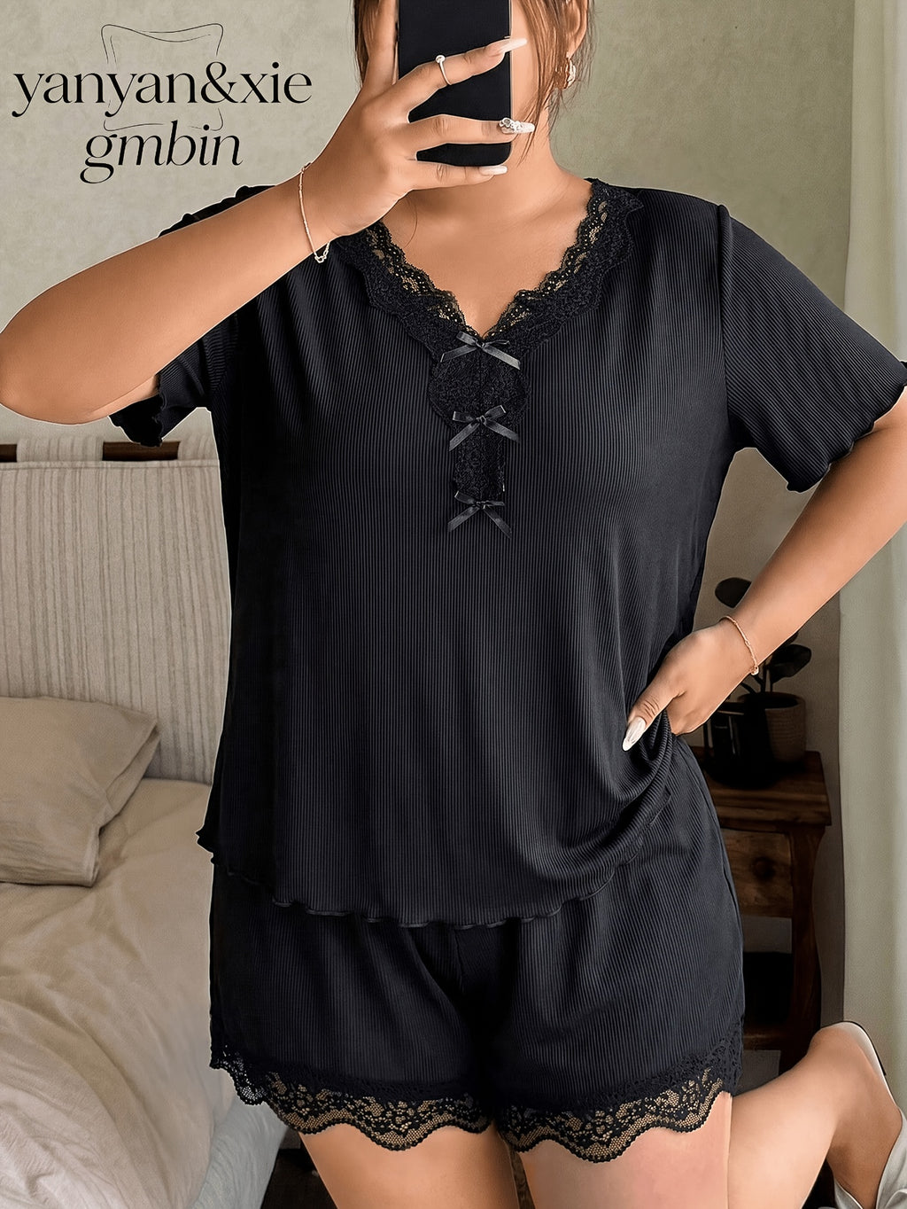 Pyjama grande taille en dentelle, coupe ample, manches courtes, effet ajouré, détail du tissu