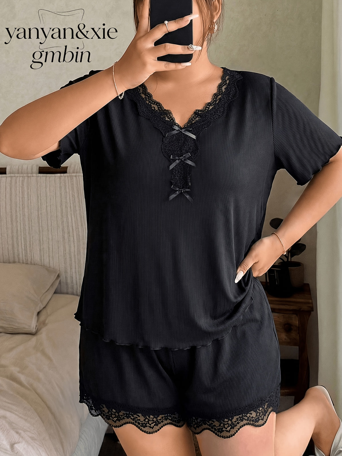 Pyjama grande taille en dentelle, coupe ample, manches courtes, effet ajouré, détail du tissu