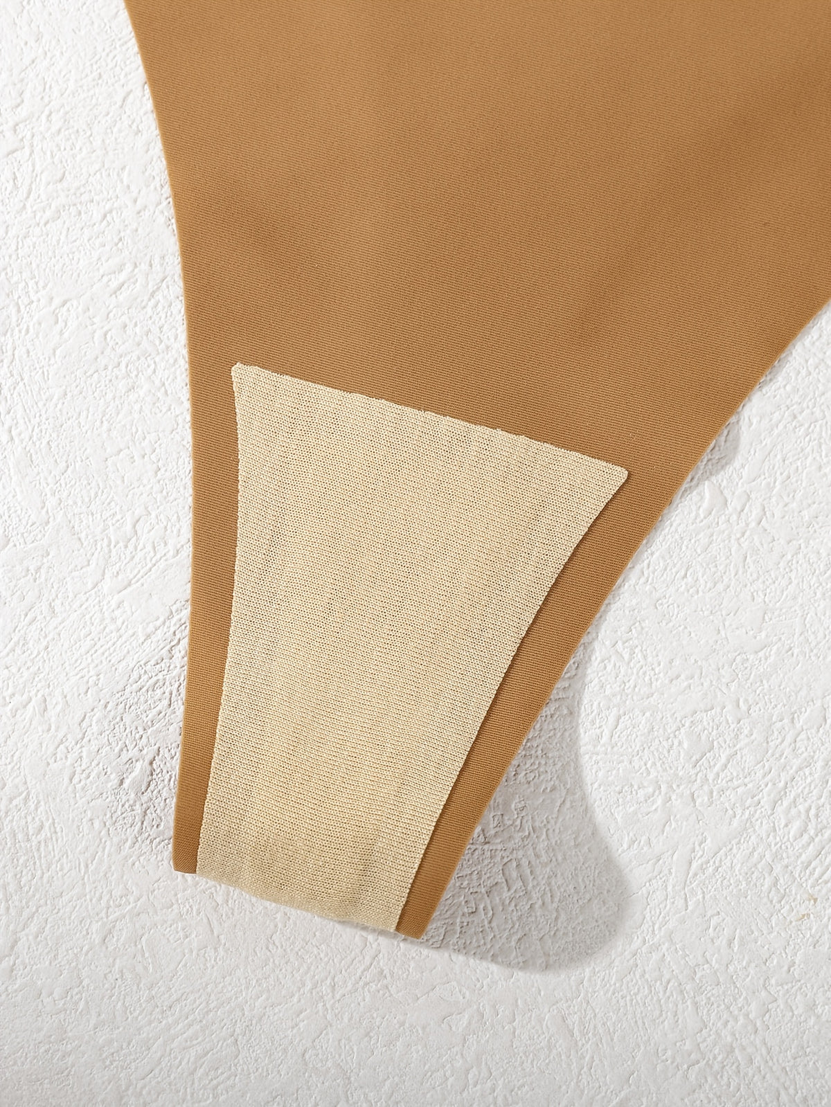 Culotte grande taille, allure élégante, détail du tissu