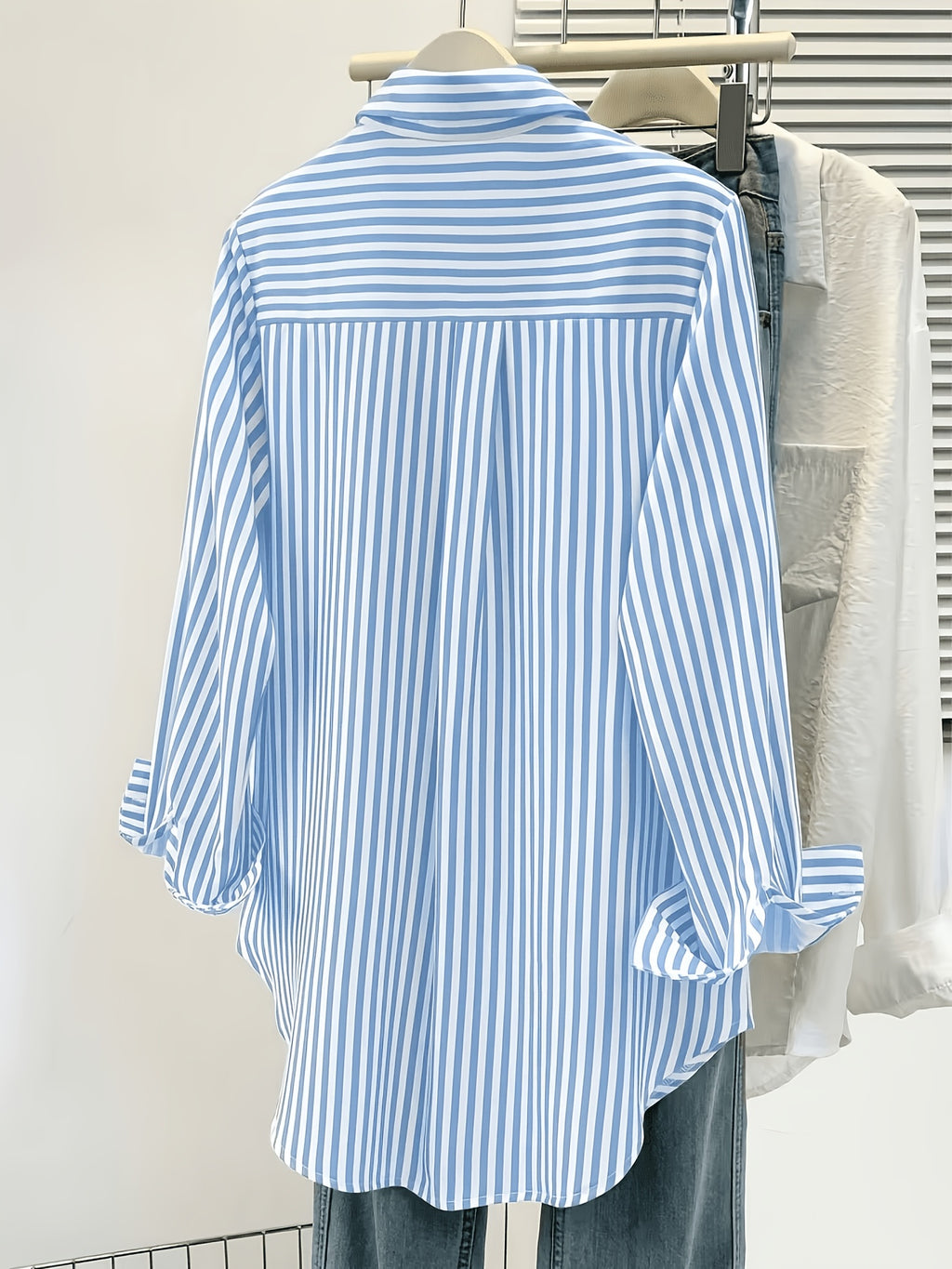 Chemise grande taille à rayures, coupe oversize, col à revers, boutonnage, mise en situation