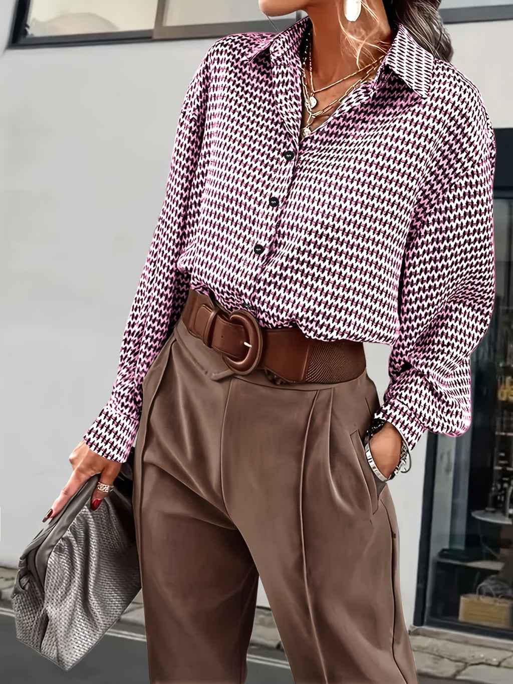 Chemise grande taille, boutonnage, ligne nette, détail du tissu