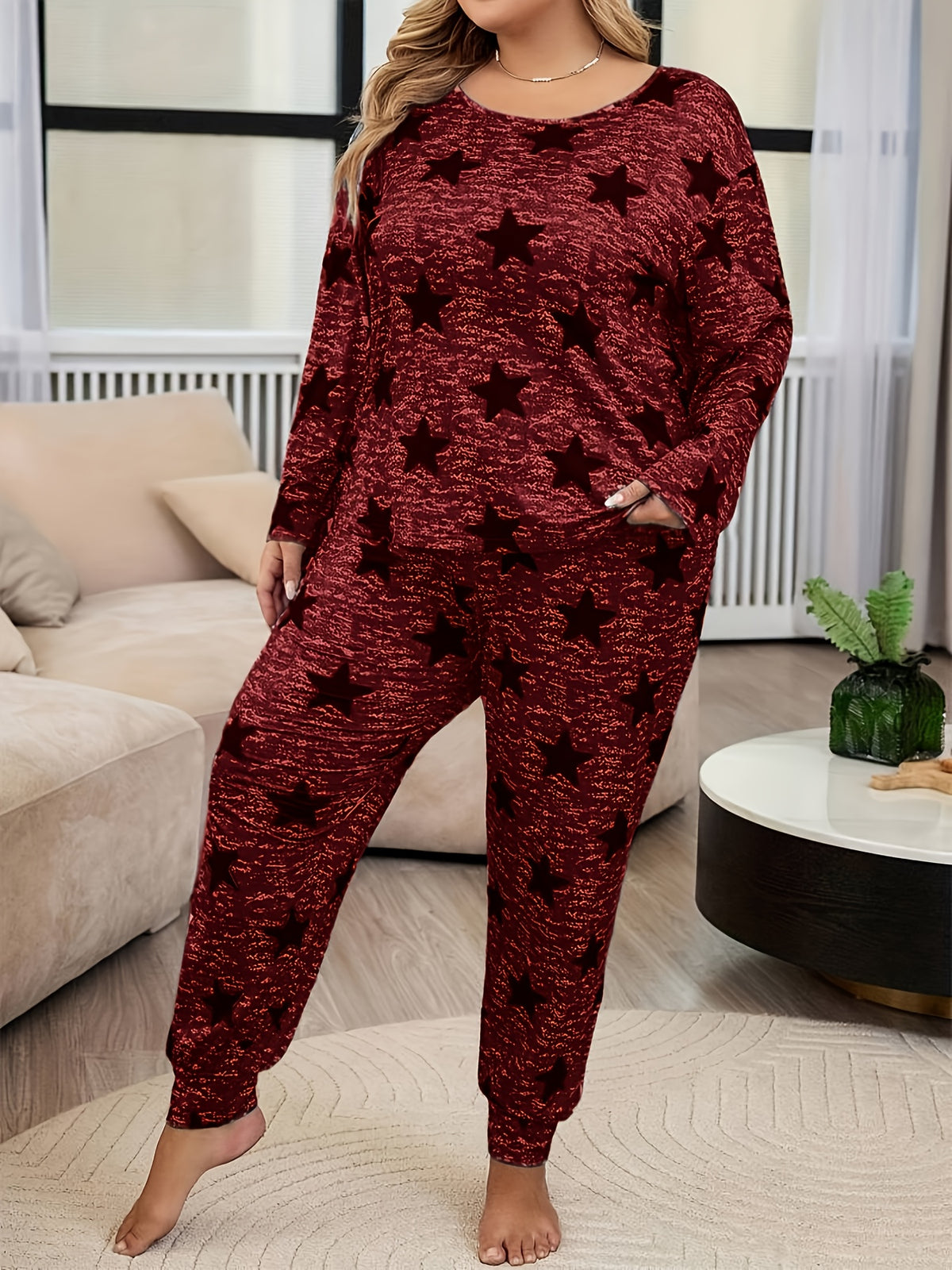 Ensemble grande taille, coupe ample, allure élégante, vue de profil
