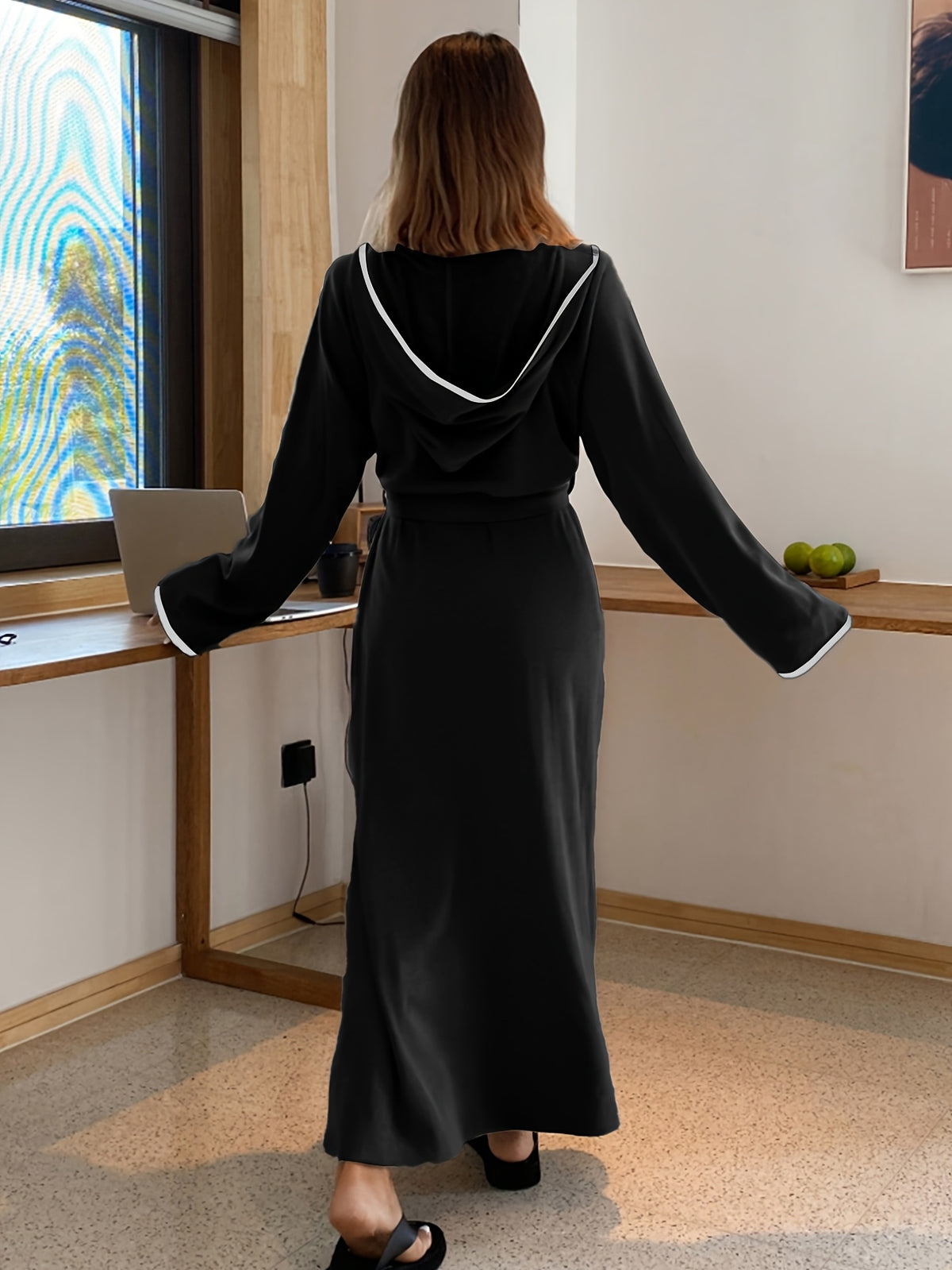 Peignoir grande taille, coupe ample, ceinture assortie, capuche, détail du tissu