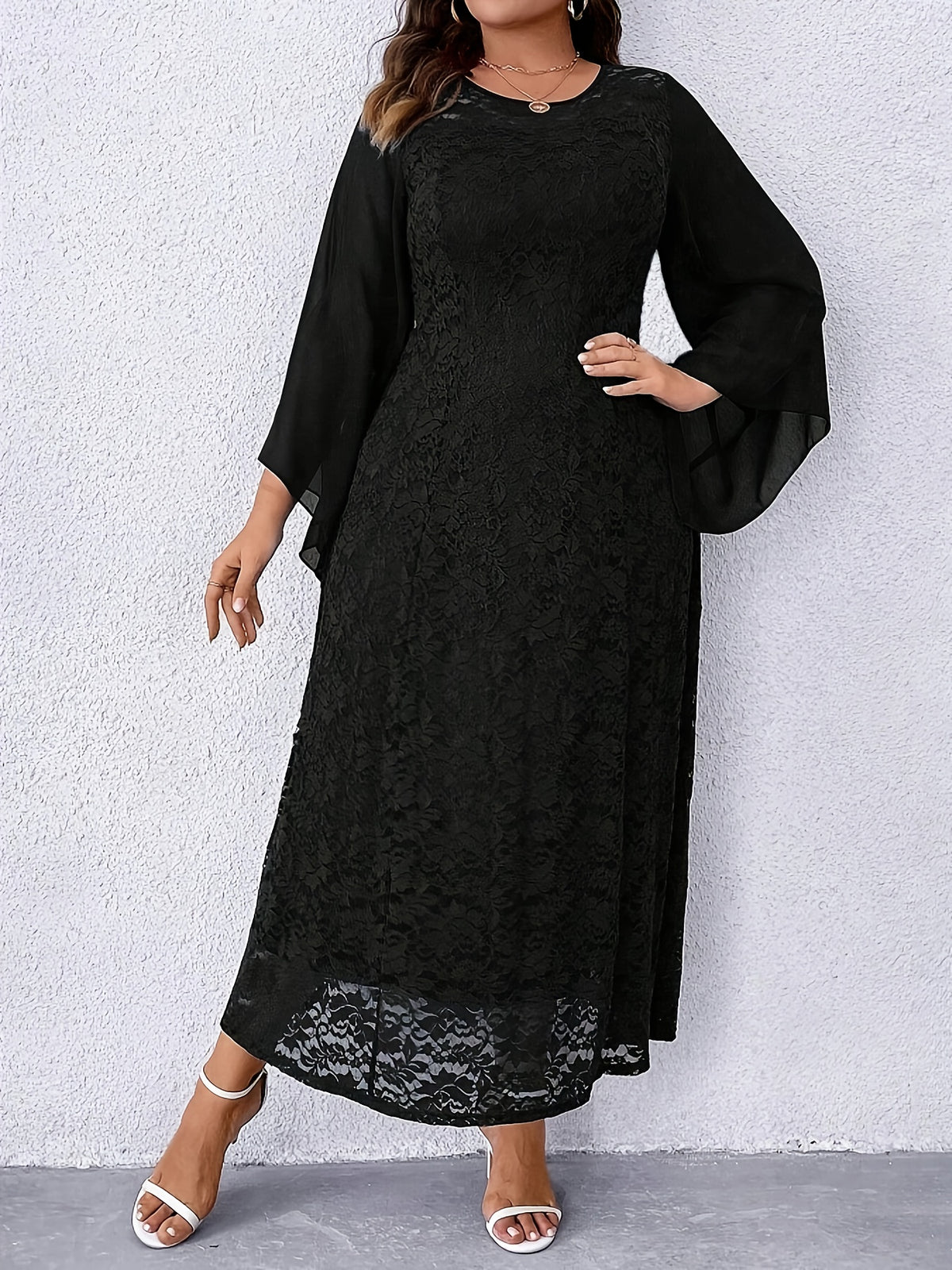 Robe en dentelle grande taille — Mi-longue à manches voile