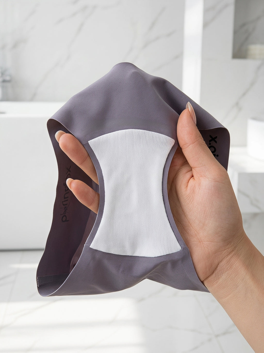 Culotte grande taille, ligne épurée, détail du col