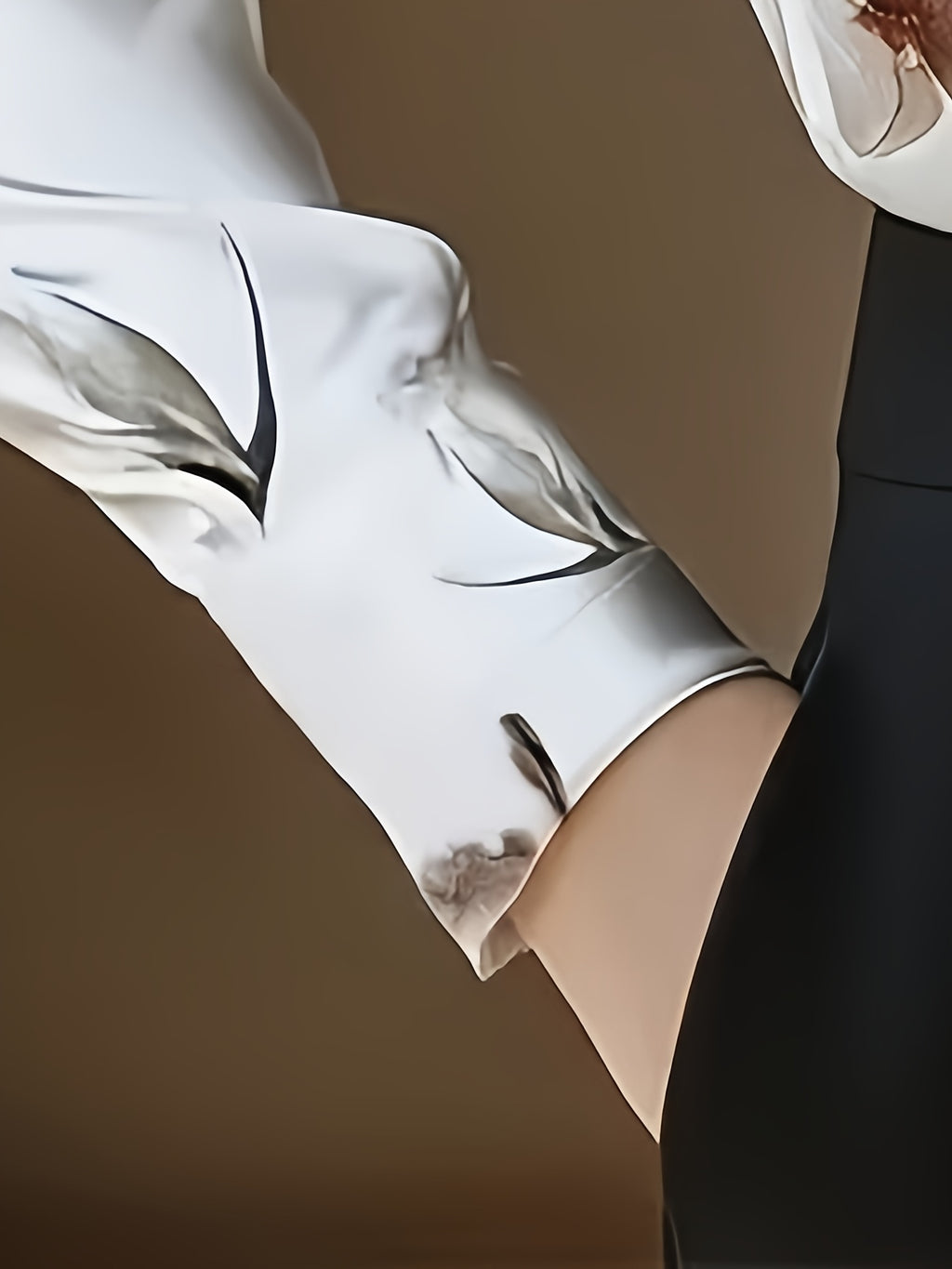 Chemise grande taille en satin à imprimé fleuri, manches longues, tombé fluide, détail du tissu