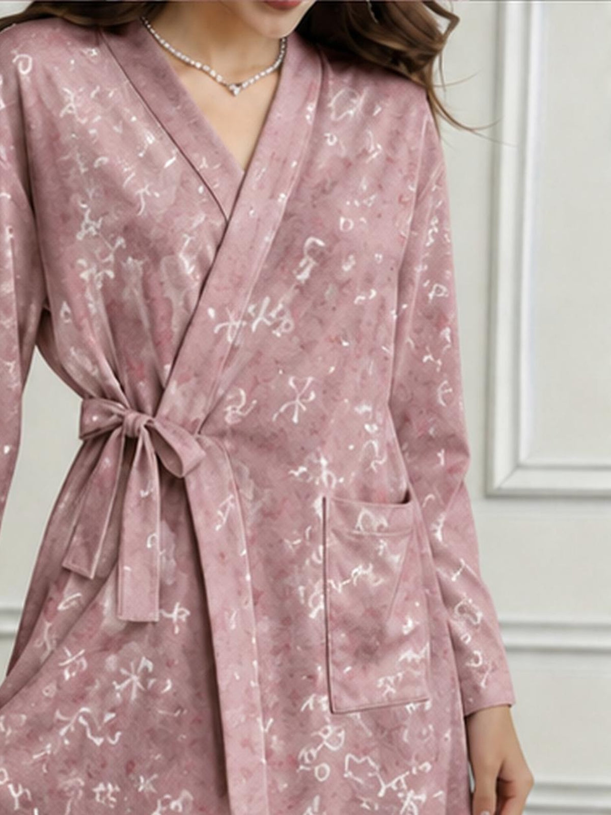 Peignoir grande taille en satin, tombé fluide, porté de face