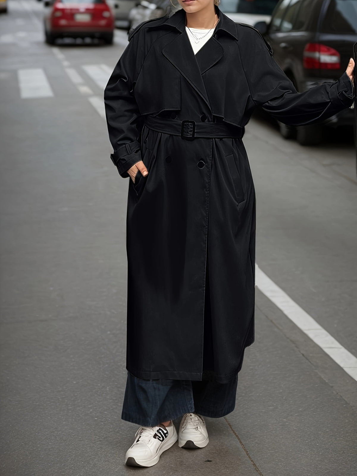 Manteau grande taille, coupe longue, col à revers, boutonnage, détail du tissu
