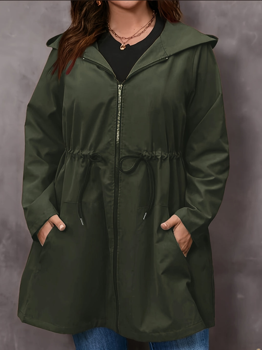 Manteau grande taille, capuche, ligne nette, porté de face